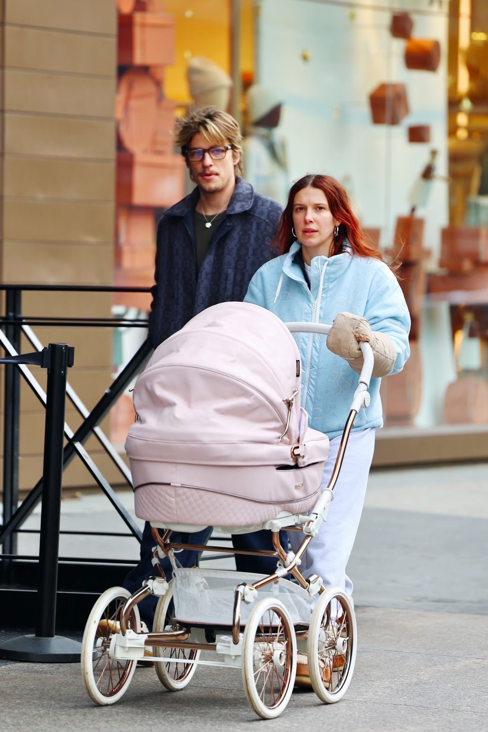 En el pódcast, Millie Bobby Brown defendió a Jake Bongiovi de las críticas en redes sociales por no cargar sus maletas ni empujar el coche del bebé (Backgrid/The Grosby Group)
