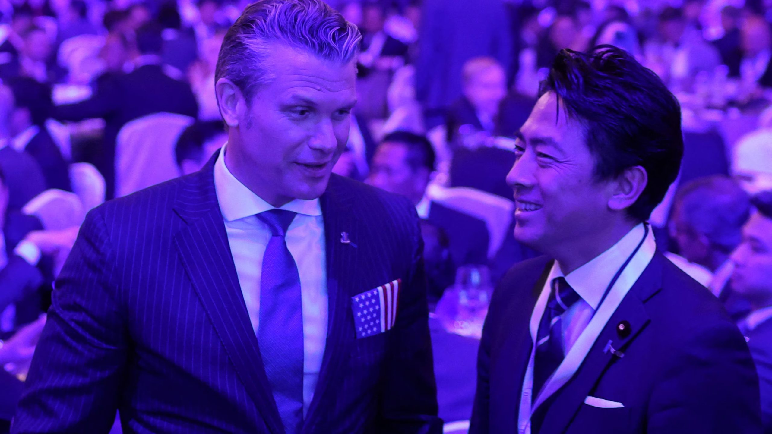 El secretario de Guerra de EE. UU., Pete Hegseth, y el ministro de Defensa japonés, Shinjiro Koizumi, conversan mientras asisten a la cumbre de seguridad «Shangri-La Dialogue» del IISS, celebrada en Singapur el 29 de mayo de 2026 (REUTERS/Edgar Su)