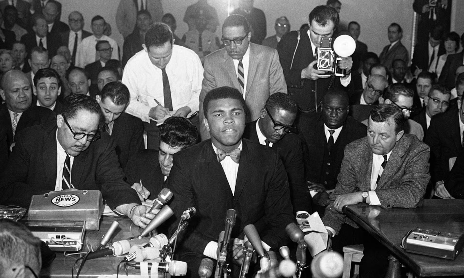 El médico Ferdie Pacheco advirtió el deterioro de los reflejos y del lenguaje de Muhammad Ali y recomendó su retiro, pero el boxeador decidió seguir compitiendo