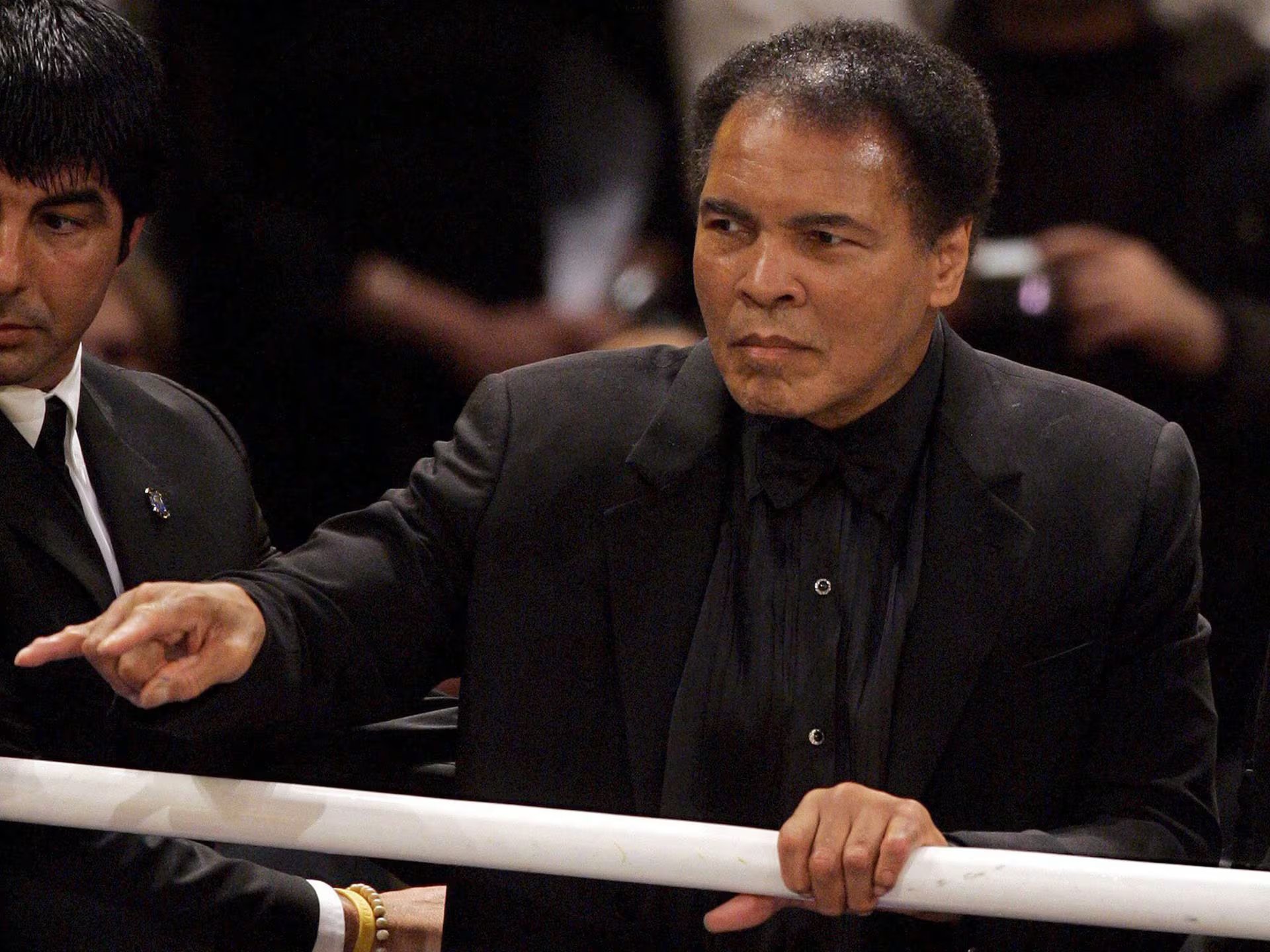 Aun con limitaciones físicas y largos períodos en silla de ruedas, Muhammad Ali mantuvo la vida familiar, el humor y la fe frente a la enfermedad de Parkinson (EFE)