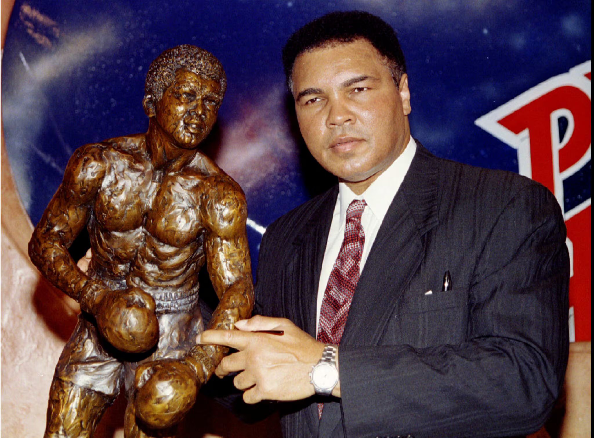 Muhammad Ali fue internado en mayo de 2016 por complicaciones respiratorias en Scottsdale, y su familia acompañó sus últimas horas con despedidas y una oración islámica (REUTERS/Gary Hershorn/File Photo)