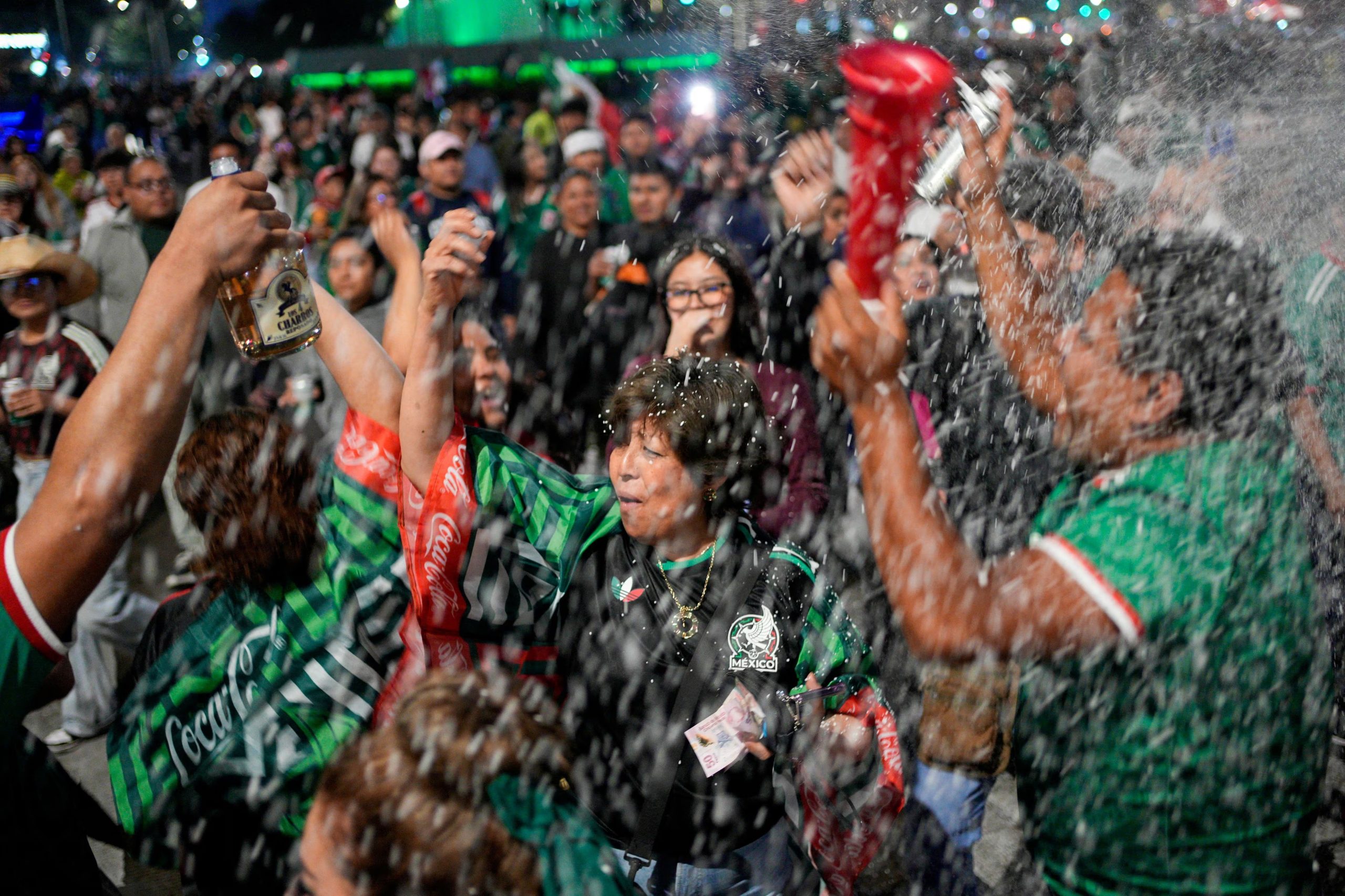 FOTO DE ARCHIVO: Los aficionados celebran cerca del Ángel de la Independencia tras la victoria de México en el partido de la Copa del Mundo de la FIFA 2026 contra Corea del Sur, en Ciudad de México, México, el 18 de junio de 2026. REUTERS/Armando Vega/Foto de archivo