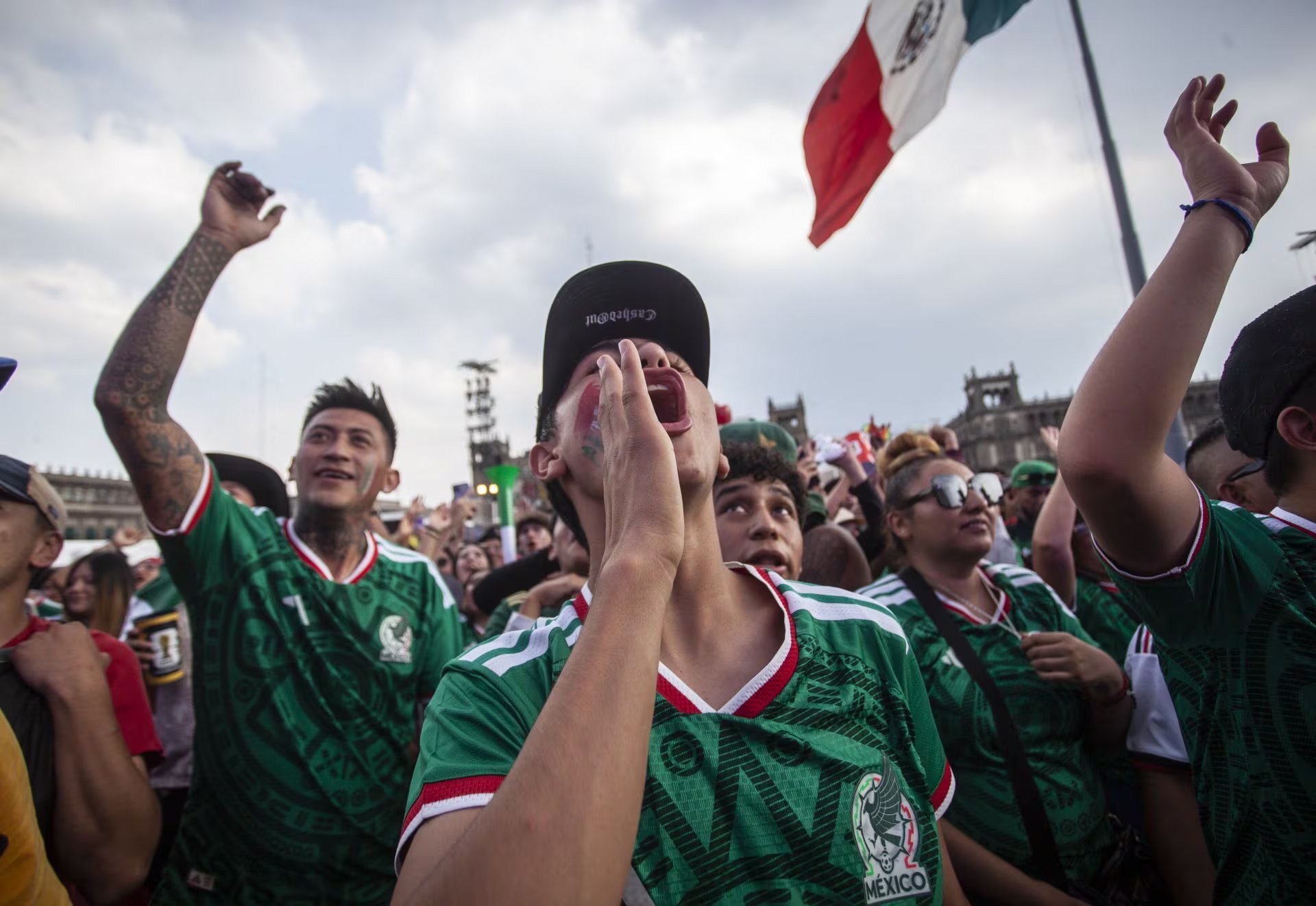 CIUDAD DE MÉXICO, 18JUNIO2026.- Cientos de personas ven el partido México vs Corea en el FIFA Fest en su cede de la plancha del Zócalo en el Centro Histórico.
FOTO: ANDREA MURCIA /CUARTOSCURO.COM