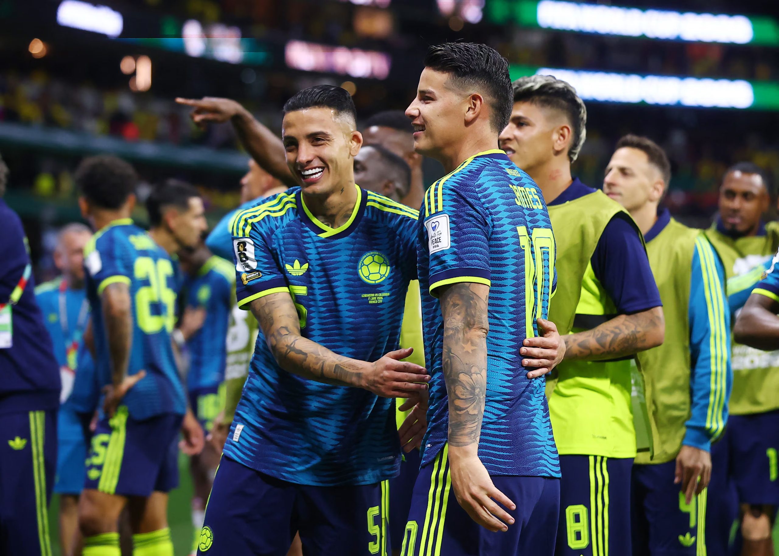 Fútbol - Copa Mundial de la FIFA 2026 - Grupo K - Uzbekistán contra Colombia - Estadio Azteca, Ciudad de México, México - 17 de junio de 2026. Los colombianos Kevin Castano y James Rodríguez celebran tras el partido. REUTERS/Eloisa Sánchez