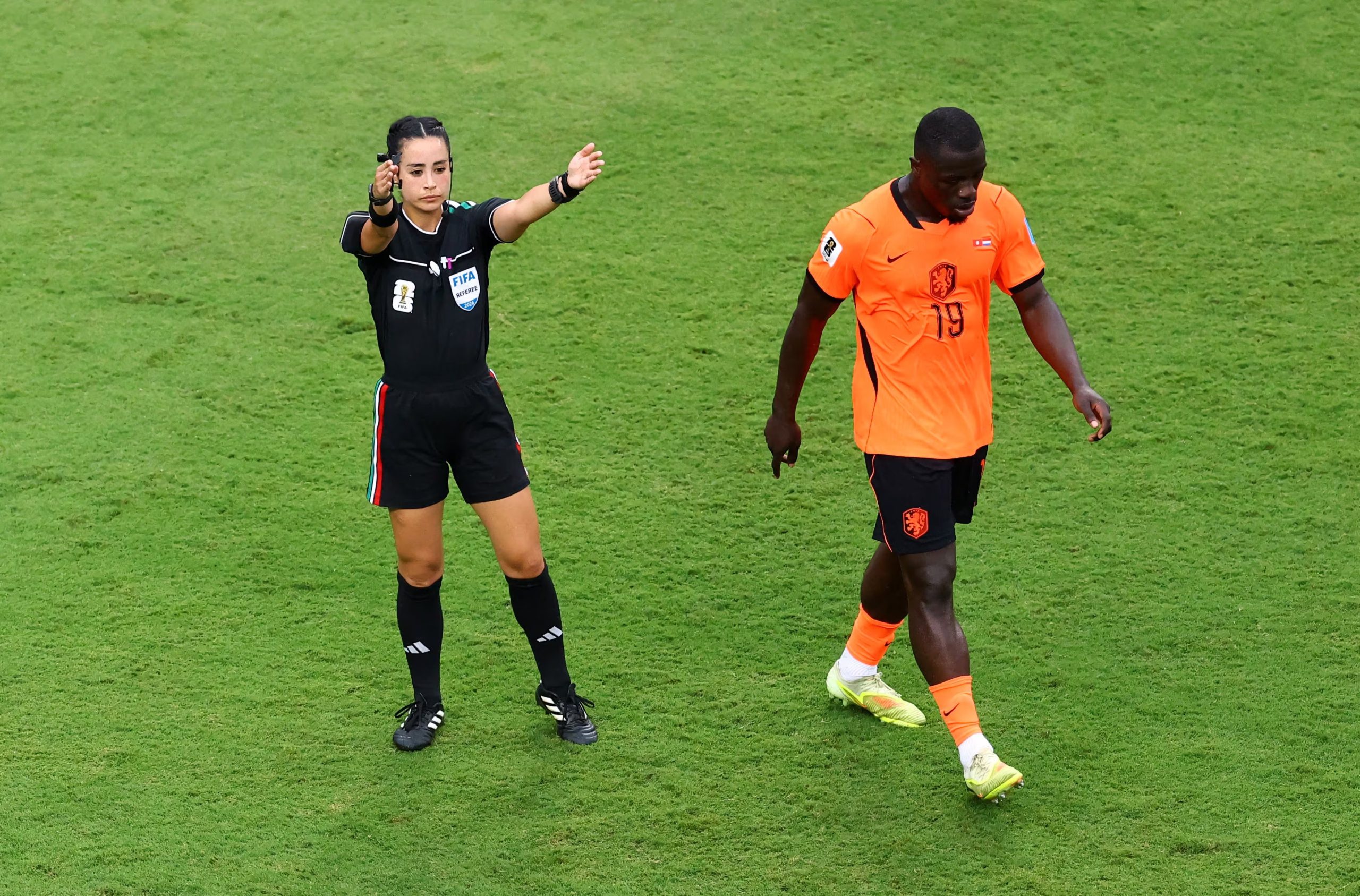 Soccer Football - FIFA World Cup 2026 - Group F - Tunisia v Netherlands - Kansas City Stadium, Kansas City, Missouri, U.S. - June 25, 2026 Referee Katia Itzel Garcia Mendoza calls for the hydration break as Netherlands' Brian Brobbey walks on REUTERS/Bernadett Szabo