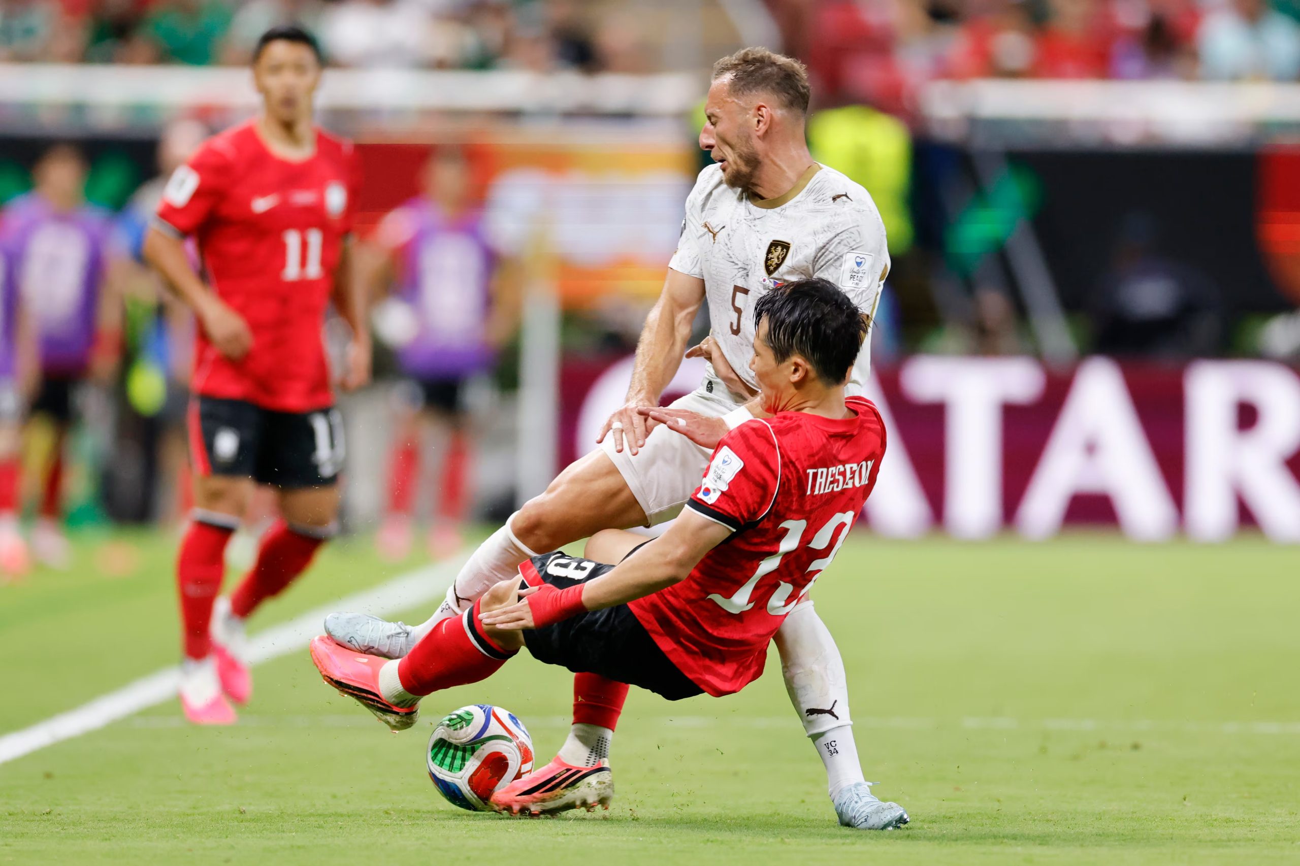 Tae-seok Lee (d), de Corea del Sur, disputa el balón con Vladimir Coufal, de la República Checa, en un partido del grupo A del Mundial de la FIFA 2026 entre Corea del Sur y República Checa en Guadalajara (México) . EFE/Francisco Guasco
