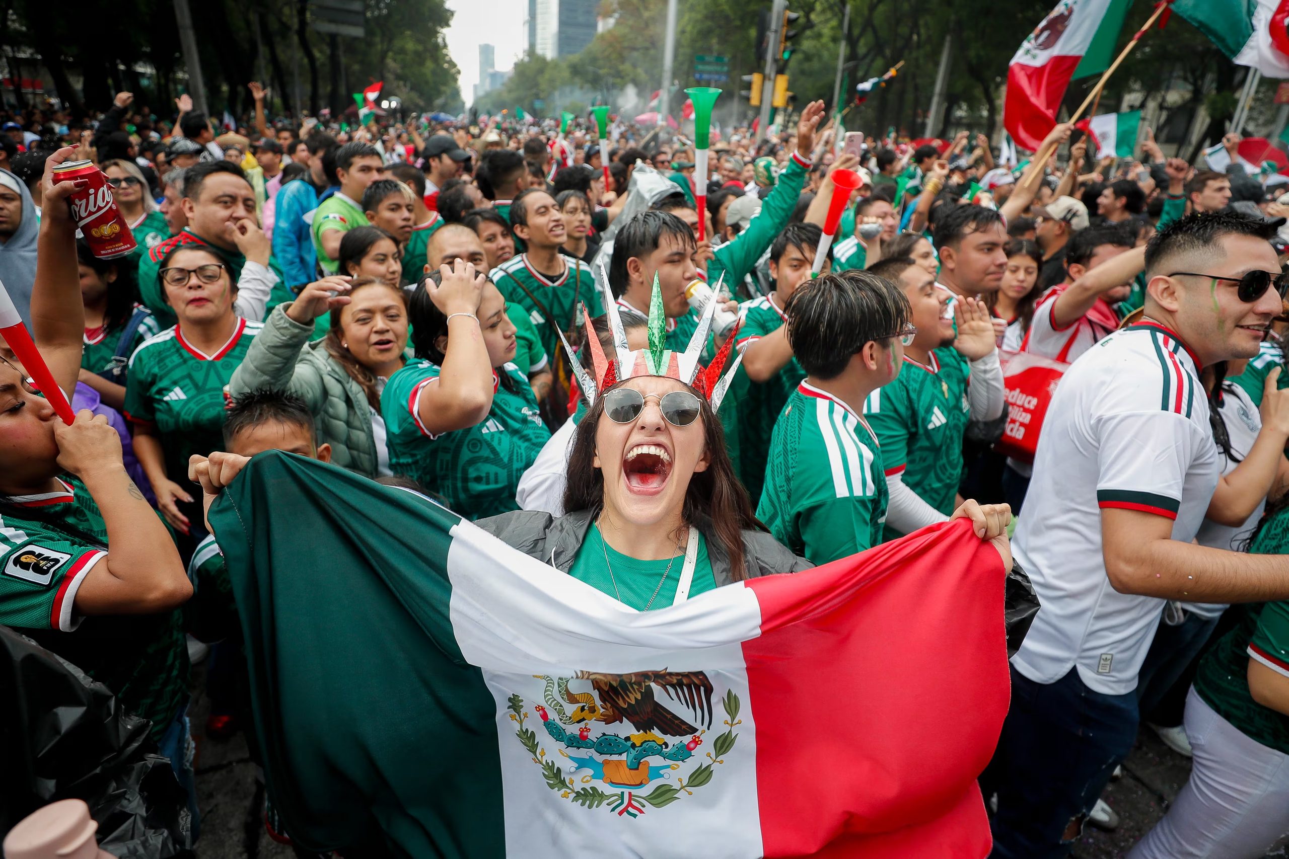 Aficionados de la selección de México celebran el triunfo sobre Sudáfrica en el juego inaugural de la Copa Mundial de la FIFA 2026 este jueves, en el Ángel de la Independencia de Ciudad de México (México). EFE/Isaac Esquivel
