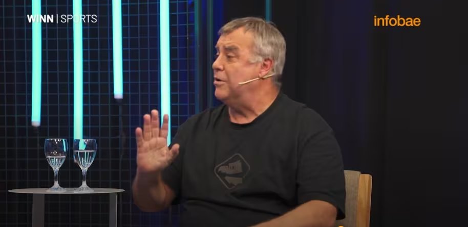 “Johan Cruyff dijo que las camisetas son las nuevas banderas... El fútbol se apodera de casi todo lo que tiene que ver con la pasión y va por encima de Manuel Belgrano, por ejemplo”, bromeó Destéfano en la ronda