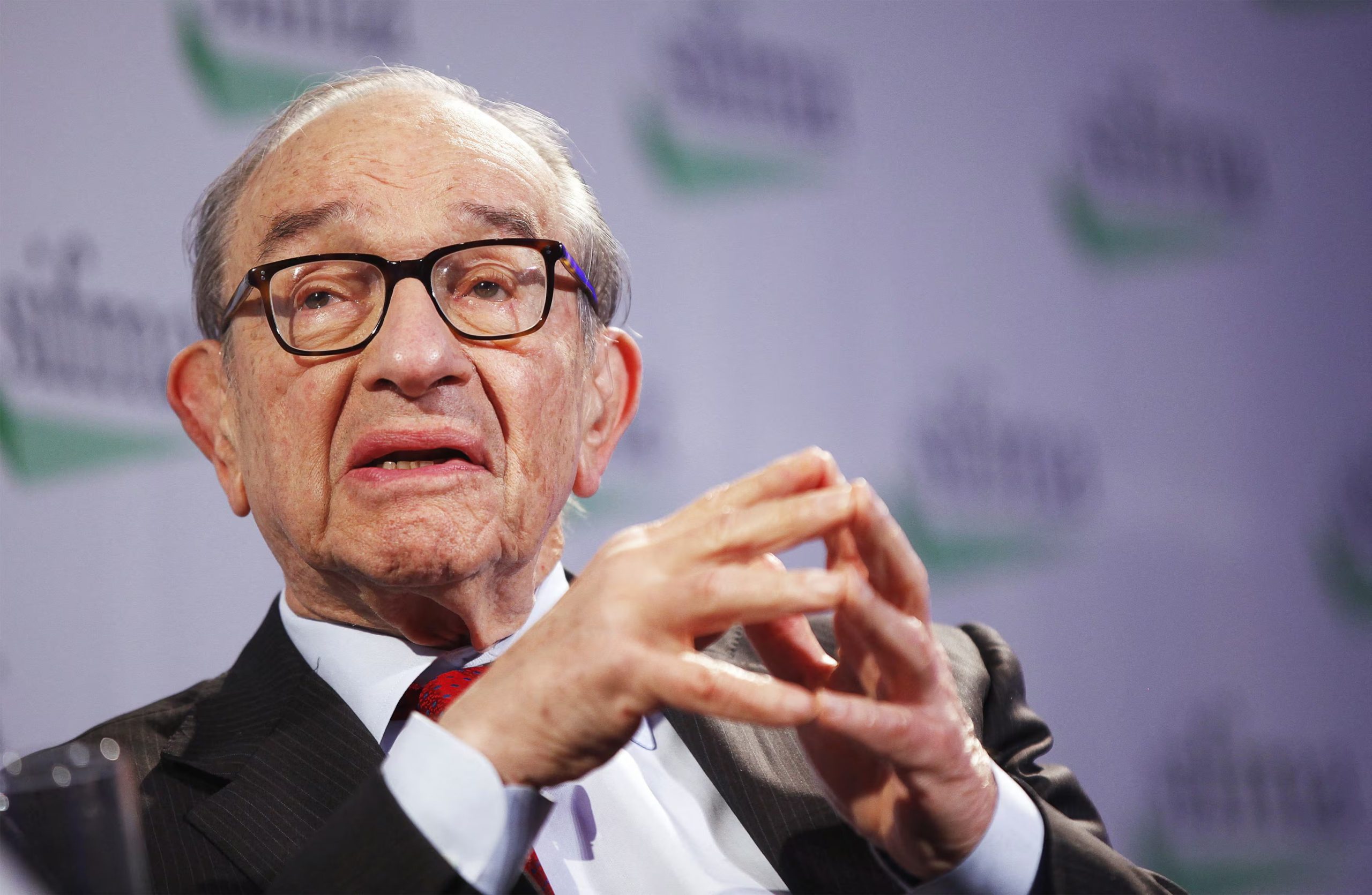 Alan Greenspan dirigió la Reserva Federal durante cinco mandatos bajo cuatro presidentes de Estados Unidos. (REUTERS/ARCHIVO)