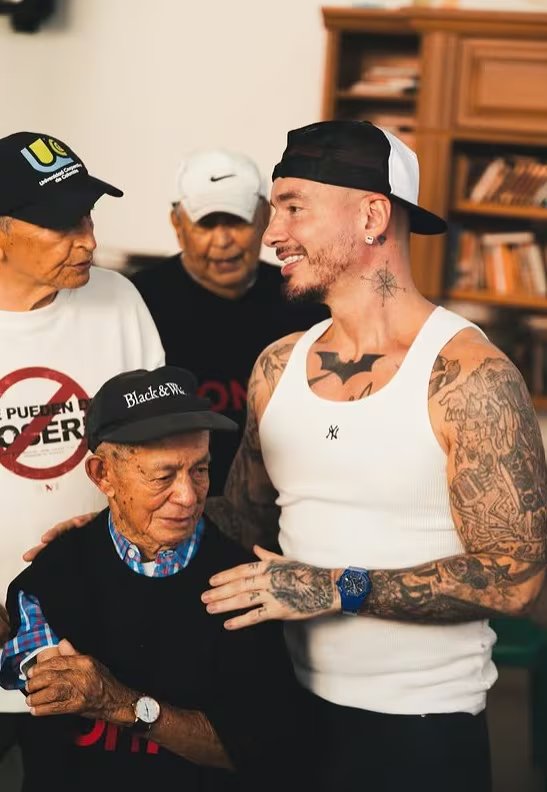 Las redes sociales se llenan de condolencias tras la despedida pública del residente del asilo - crédito @asilo<em>san</em>rafael/IG» class=»aligncenter size-full» src=»https://kchcomunicacion.com/wp-content/uploads/2026/06/Murio-don-Agustin-Hernandez-el-querido-abuelito-d-1.jpg» style=»width:100%; height:auto; margin-bottom: 20px;»/></p>
<p><strong>Su espontaneidad frente a las cámaras, su sentido del humor y su enorme entusiasmo para participar en coreografías y retos virales</strong> lo convirtieron en el favorito indiscutible de los seguidores de la cuenta.</p>
<p>Con el tiempo, <strong>los videos en los que aparecía acumularon miles y luego millones de reproducciones</strong>, logrando que su imagen traspasara los muros del asilo y llegara a personas de todo Colombia e incluso del extranjero.</p>
<p>Cada publicación protagonizada por don Agustín generaba cientos de comentarios llenos de admiración por su energía, su actitud positiva y la alegría con la que enfrentaba cada día.</p>
<p>Uno de los momentos más emblemáticos de su historia ocurrió cuando <strong>participó en una coreografía masiva de adultos mayores del Asilo San Rafael con una canción de J Balvin</strong>. El video se volvió viral y llegó hasta el artista antioqueño, quien reaccionó al contenido y se mostró visiblemente conmovido por la vitalidad de los residentes.</p>
<p><img decoding=