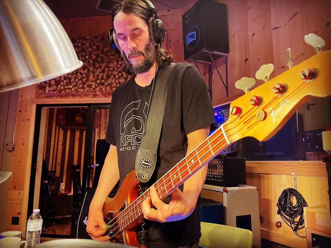 Keanu Reeves afirmó que tocar el bajo en Dogstar le apasiona