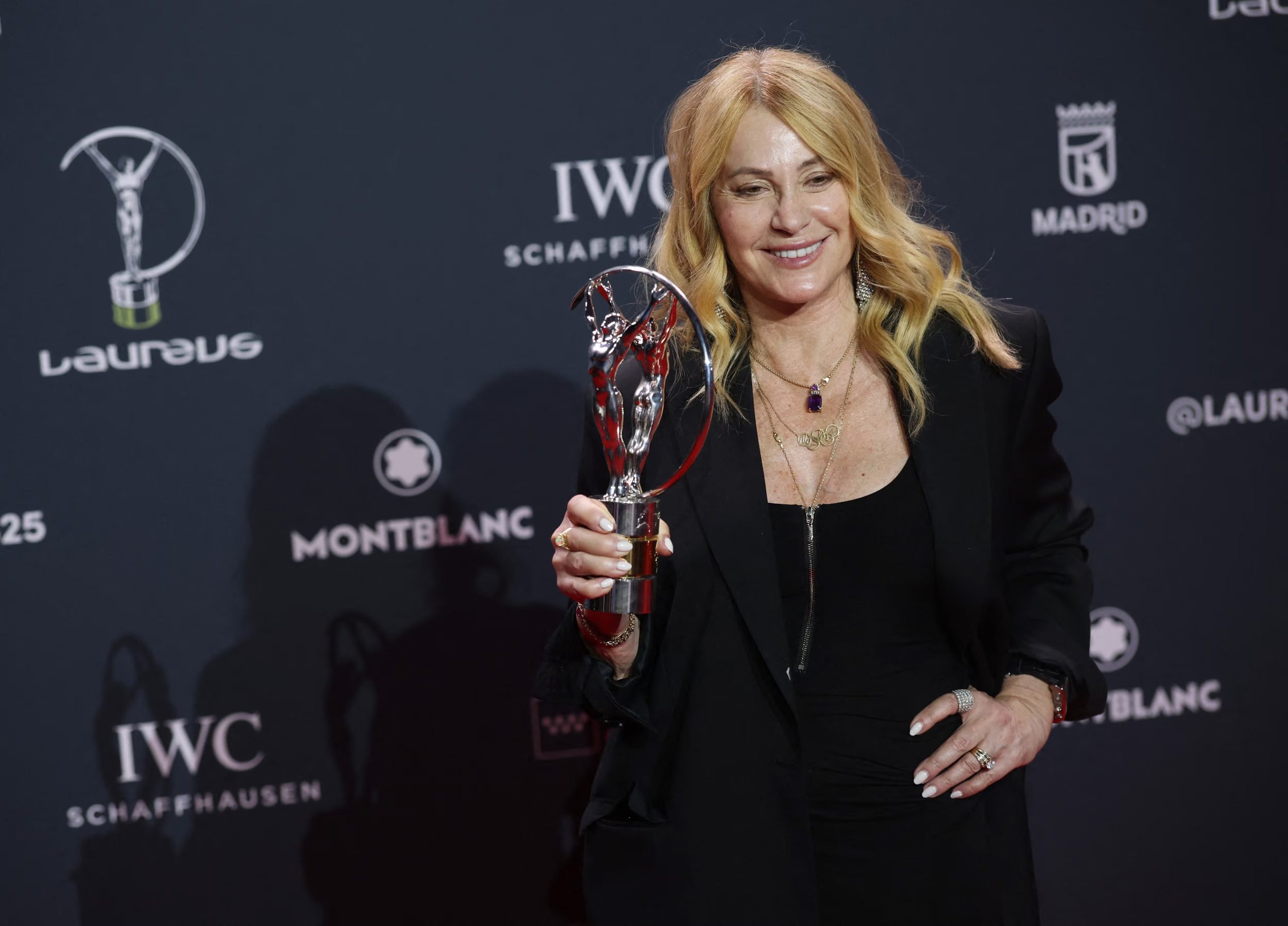 Nadia Comaneci recibiendo el Laureus World Sports Awards en el Palacio de Cibeles, Madrid, en abril de 2026 (REUTERS/Isabel Infantes)