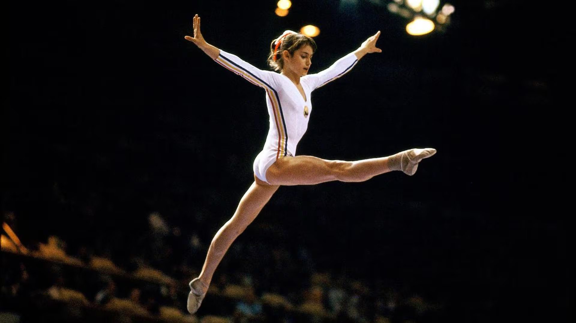 Nadia Comaneci en un momento de su consagración en 1976