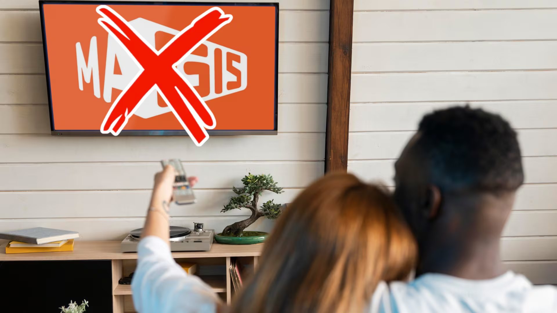 Especislistas en ciberseguridad recomiendan no usar plaformas piratas como Magis TV para ver el Mundial 2026. (Composición Infobae: freepik.es)