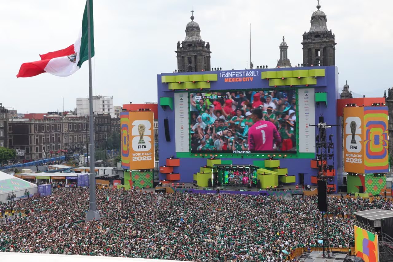 Imágenes de los aficionados que acudieron a los puntos de reunión establecidos para ver el partido de manera gratuita. (CDMX)