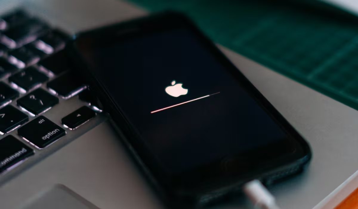 Cerrar las aplicaciones en segundo plano de un iPhone pueden ocasionar que se gaste más rápido la batería. (Unsplash)