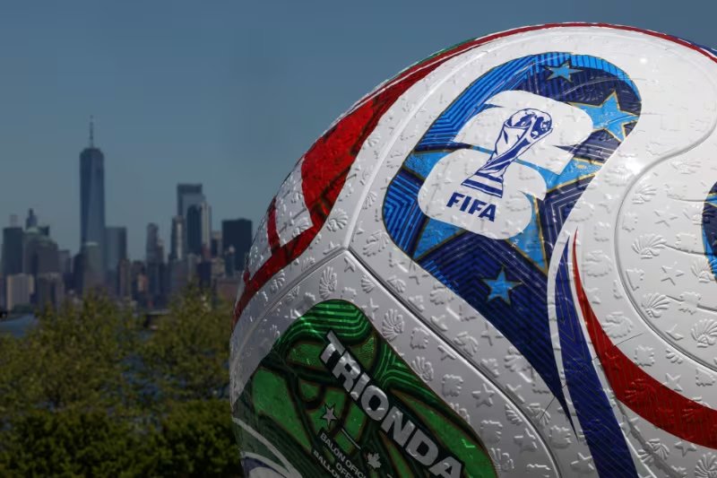 Balón de fútbol inflable Trionda, la pelota oficial del Mundial. REUTERS/Shannon Stapleton