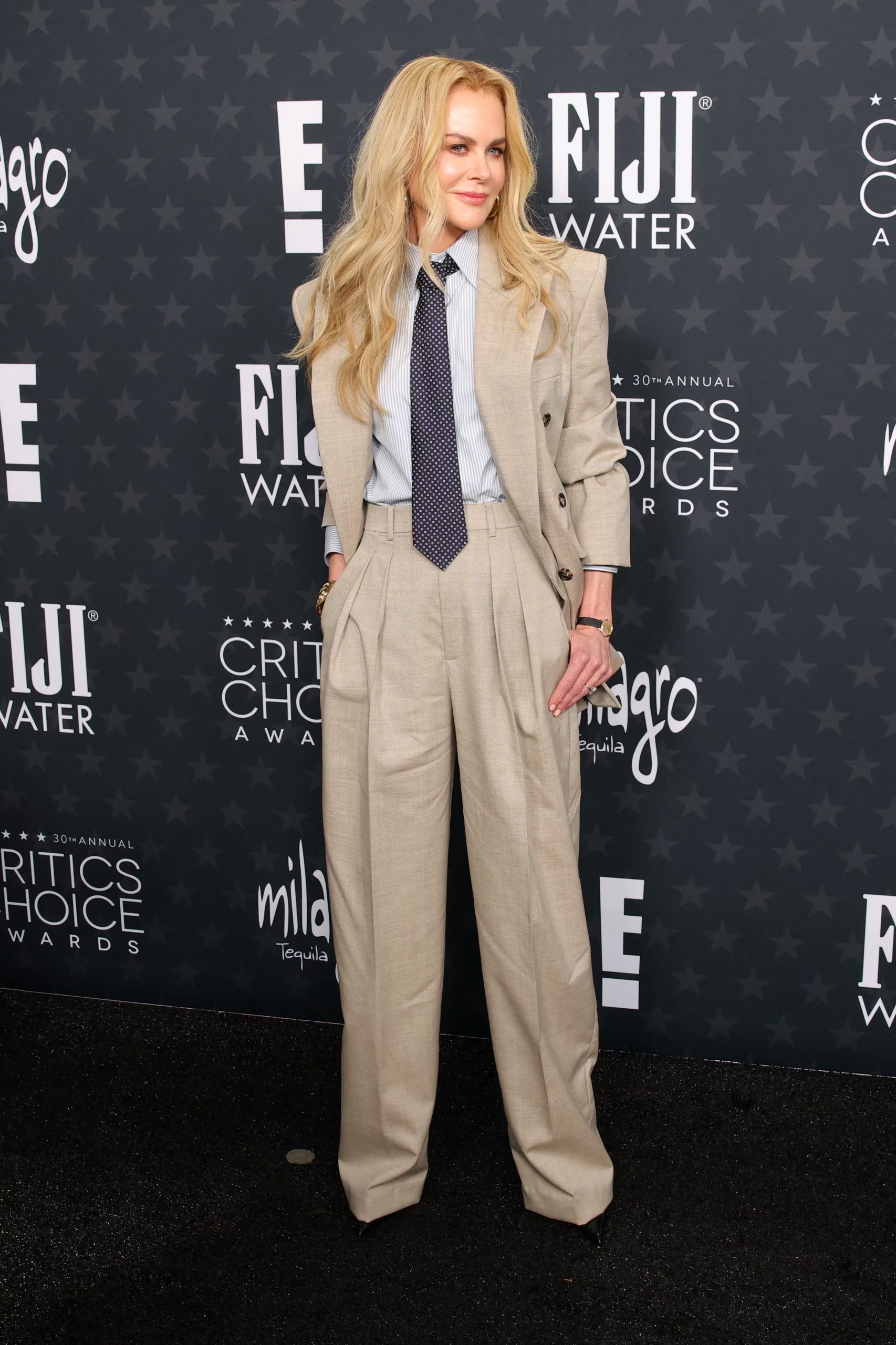 Kidman optó por la sastrería andrógina con un conjunto oversized beige, chaqueta cruzada y corbata, equilibrando comodidad y sofisticación (REUTERS/Daniel Cole)