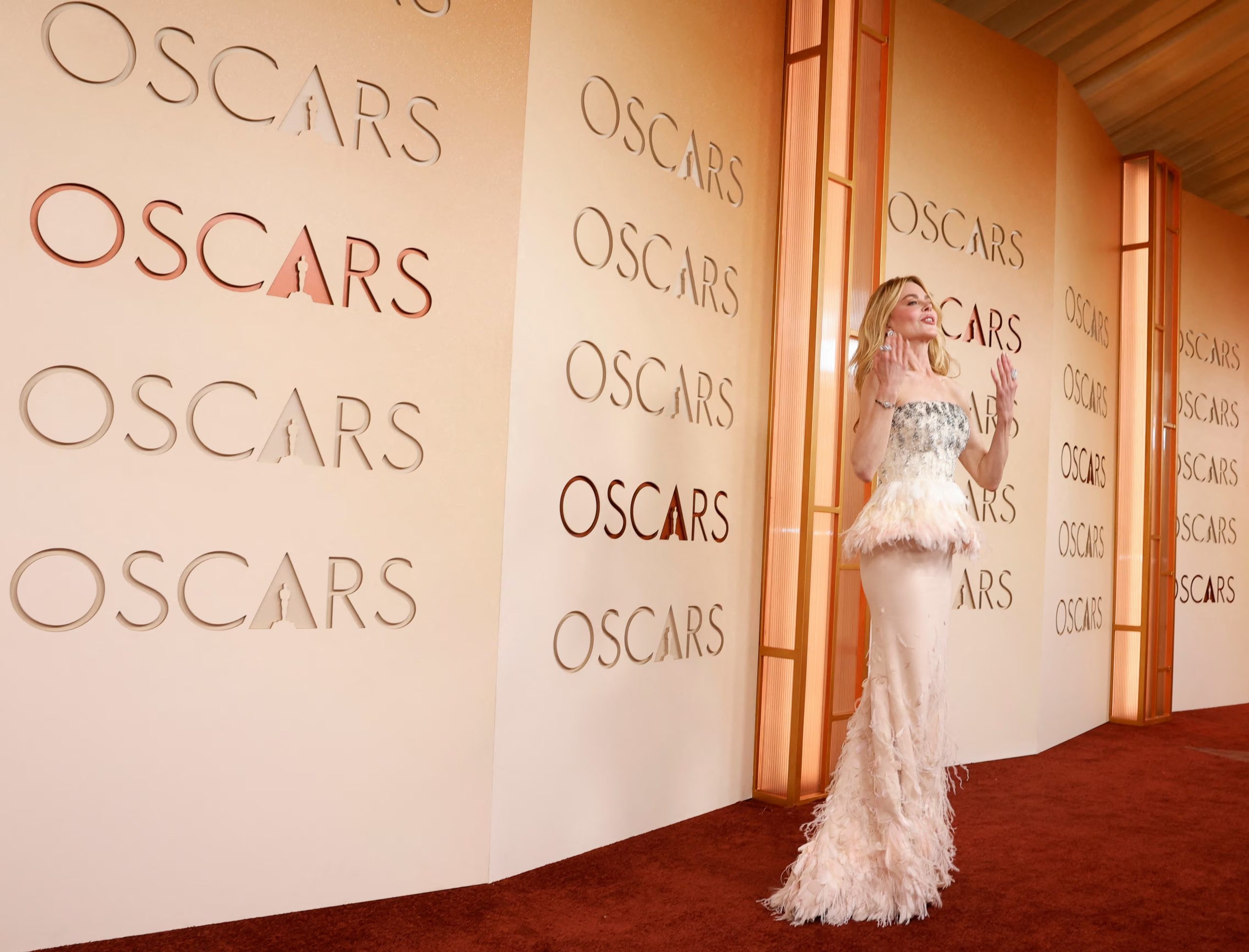En los Oscars, la actriz revivió el glamour clásico con un vestido columna en rosa champán, corpiño de pedrería y falda fluida de plumas (REUTERS/Caroline Brehman)
