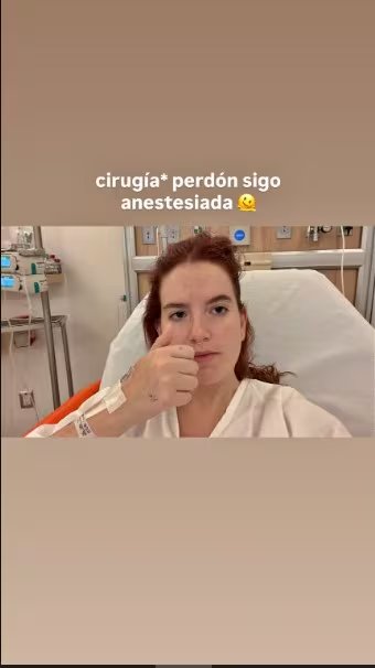 La cantante Nicole Zignago sonríe en su cama de hospital después de una operación de emergencia que la llevó a cancelar su presentación en México para guardar reposo obligatorio.