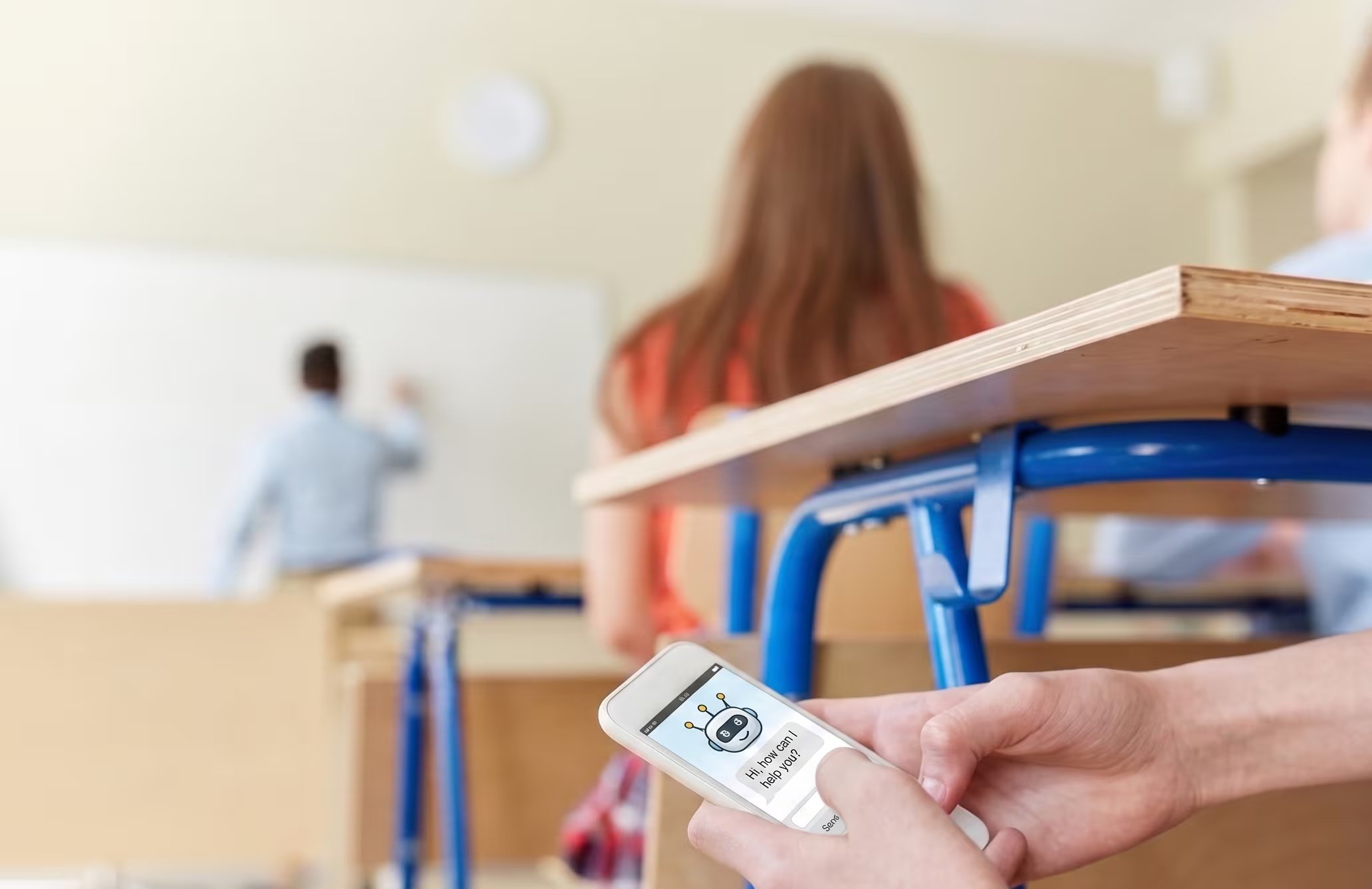 Cada vez más estudiantes optan por herramientas automatizadas para resolver tareas escolares, relegando el consejo de figuras tradicionales (Imagen Ilustrativa Infobae)