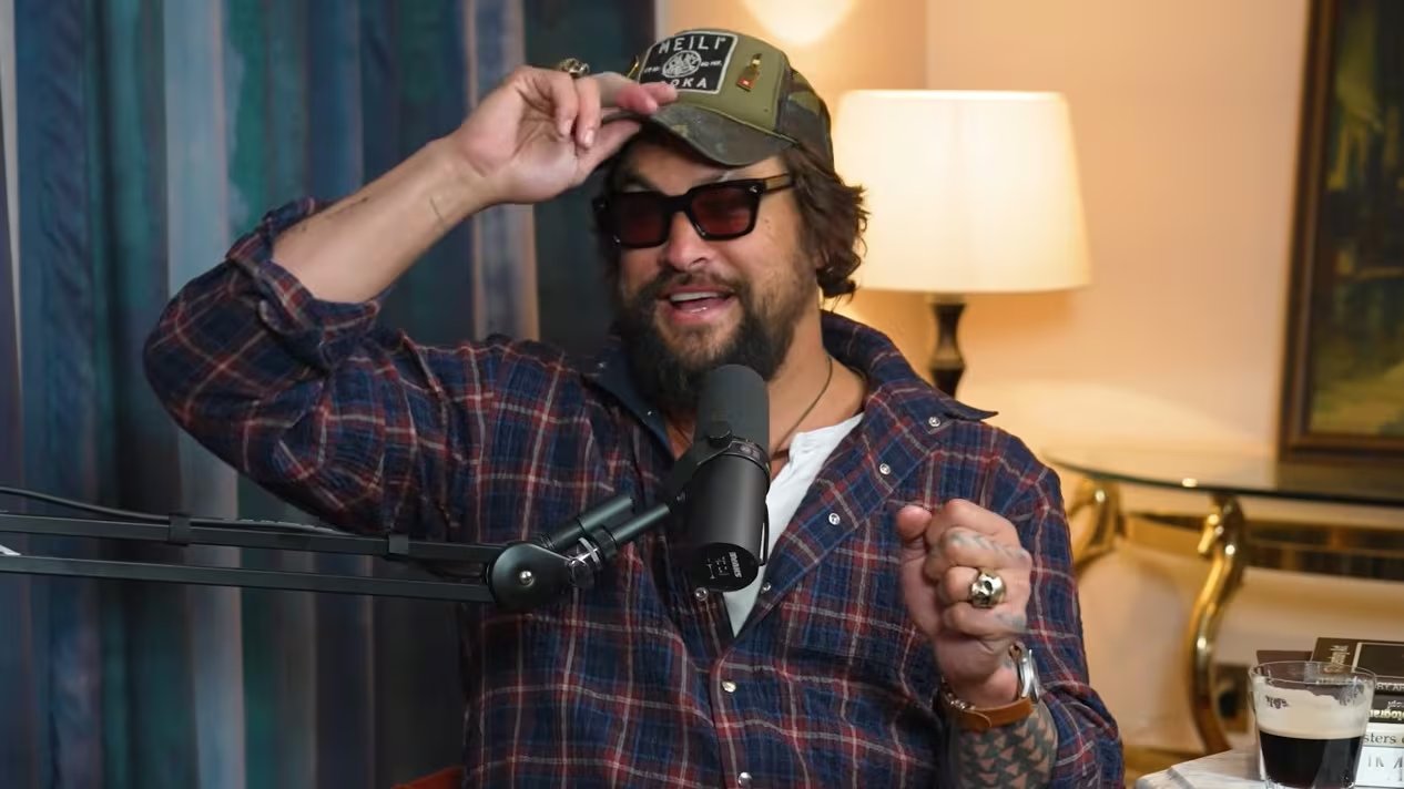 La renovación de DC abre la puerta para que Momoa interprete a Lobo, el antihéroe con el que siempre se identificó (YouTube: Theo Von)