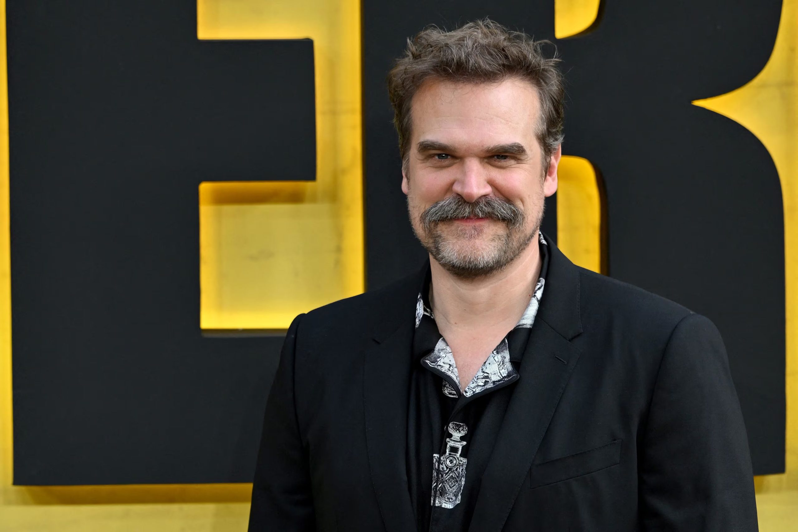 Los rumores y juicios en redes sociales sobre la vida privada de David Harbour crecieron tras las alusiones a traiciones y tensiones emocionales en el álbum (REUTERS/Chris J. Ratcliffe)