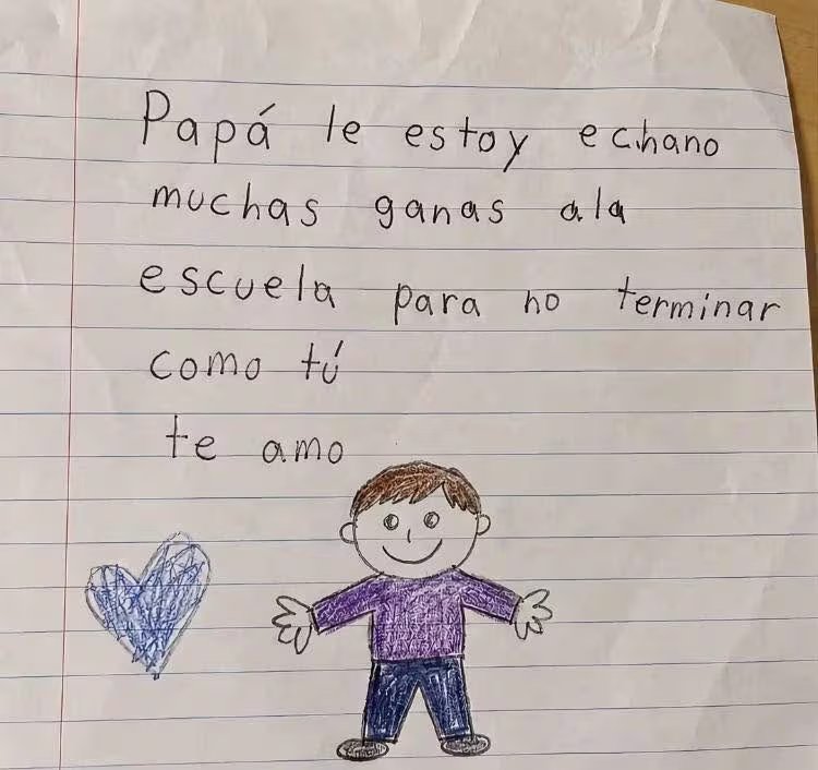 La imagen muestra una nota escrita a mano por un niño, dirigida a su padre por el Día del Padre, que incluye un dibujo de una figura infantil y un mensaje afectuoso con referencia a los estudios. (Facebook)