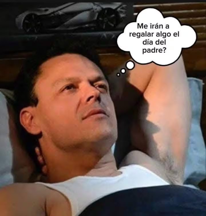 Un hombre recostado en una cama mira hacia arriba mientras una burbuja de diálogo flotante indica que piensa en un posible regalo para el Día del Padre, con la imagen de un coche deportivo de fondo. (Facebook)