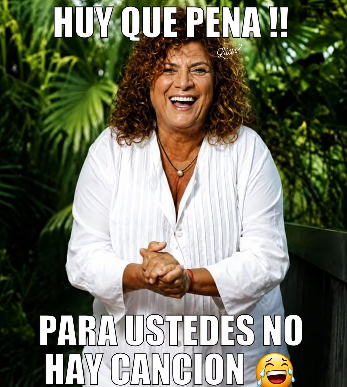 La cantante Denise De Kalafe sonríe en una imagen que ilustra su participación en memes populares del Día del Padre, utilizando la frase