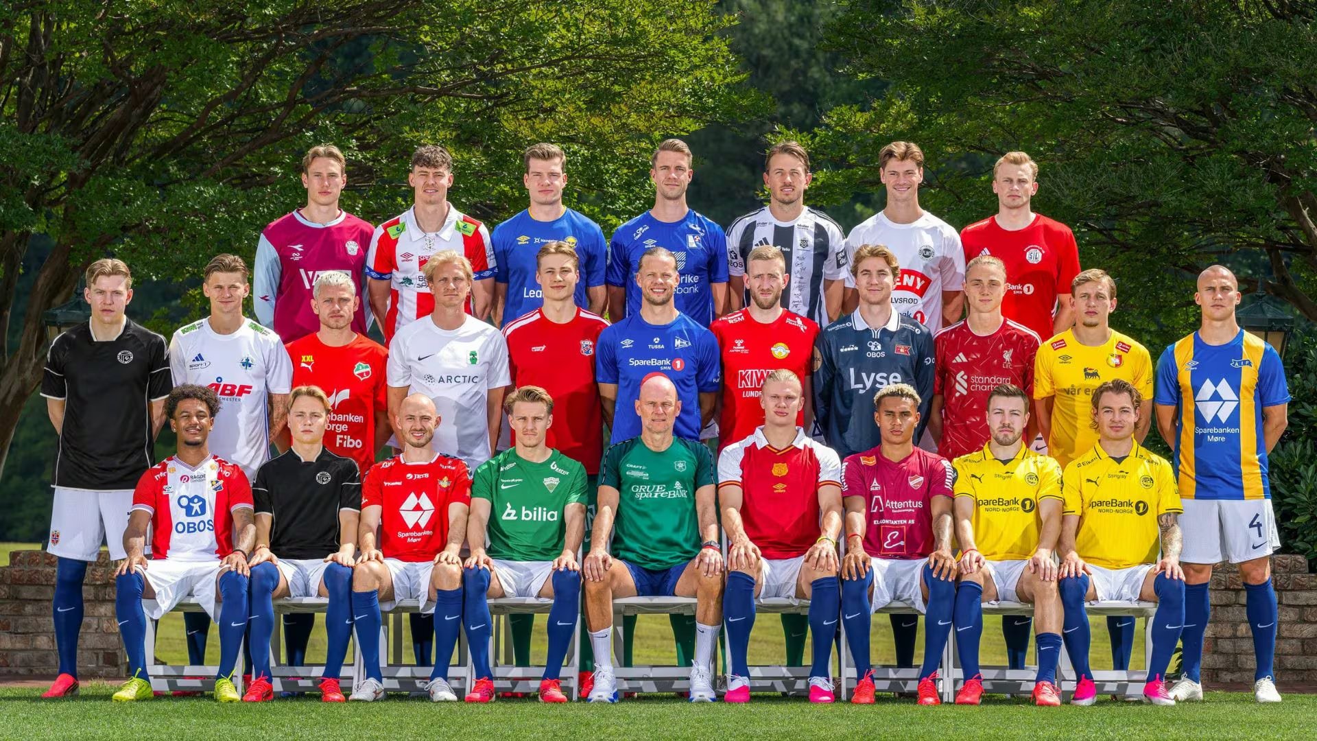 La selección de Noruega posa con las camisetas de los clubes donde debutaron sus jugadores. (Página Web de la selección de Noruega)