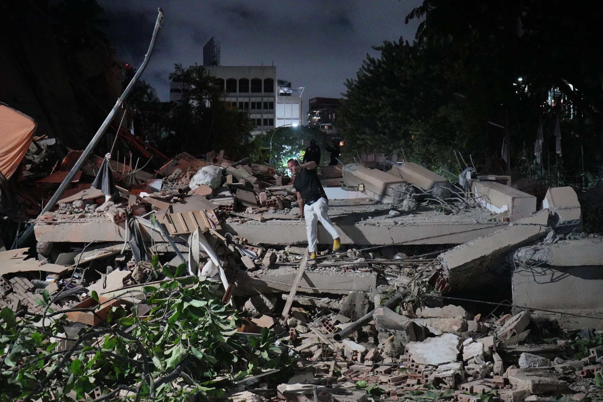 Un hombre salta sobre un edificio derrumbado tras un terremoto en Caracas, Venezuela, el miércoles 24 de junio de 2026. (AP Foto/Adrián Naranjo)