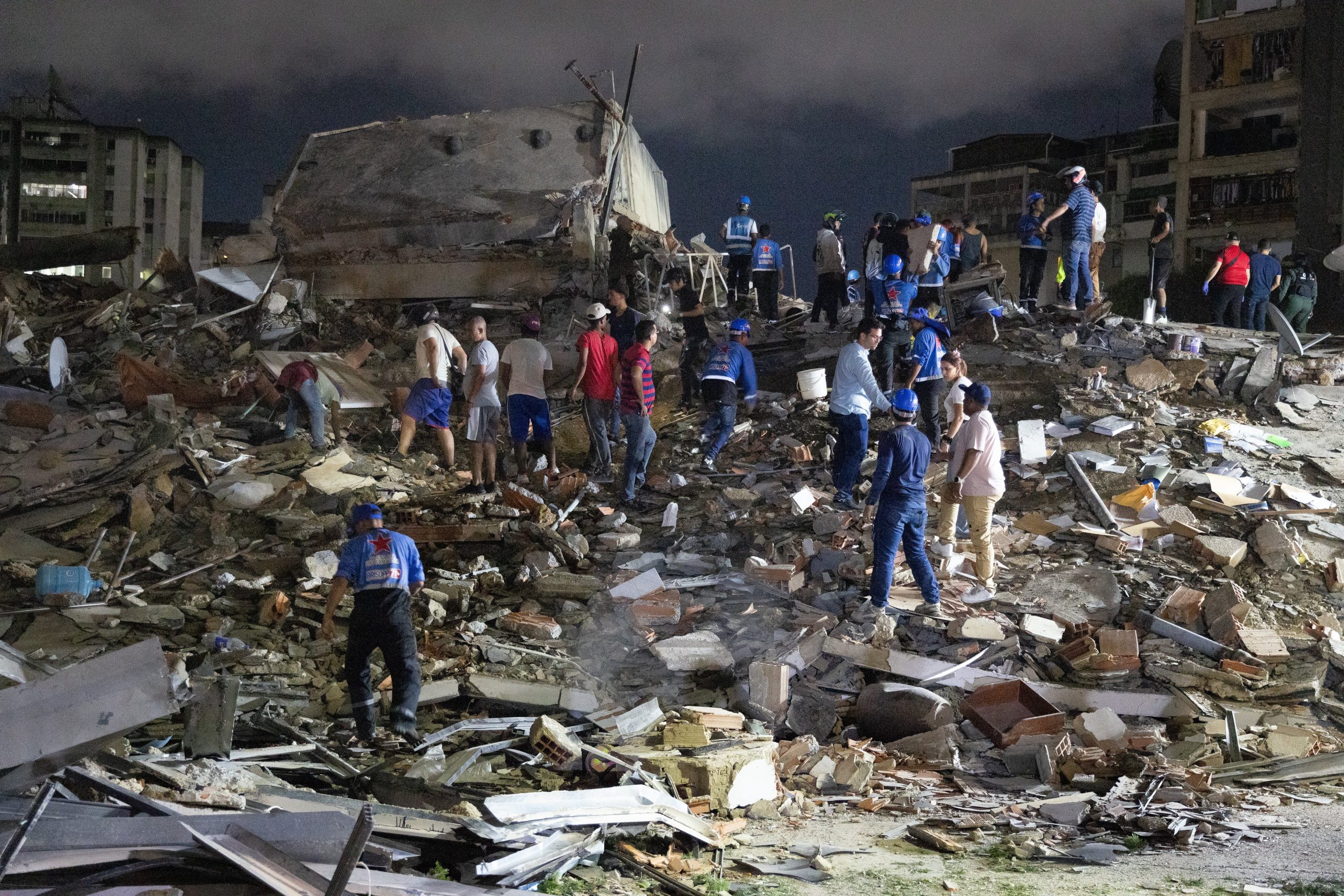 Integrantes de cuerpos de emergencia buscan víctimas este miércoles, luego de dos fuertes terremotos sacudieron el Caribe venezolano en Caracas (EFE/ Rayner Peña)