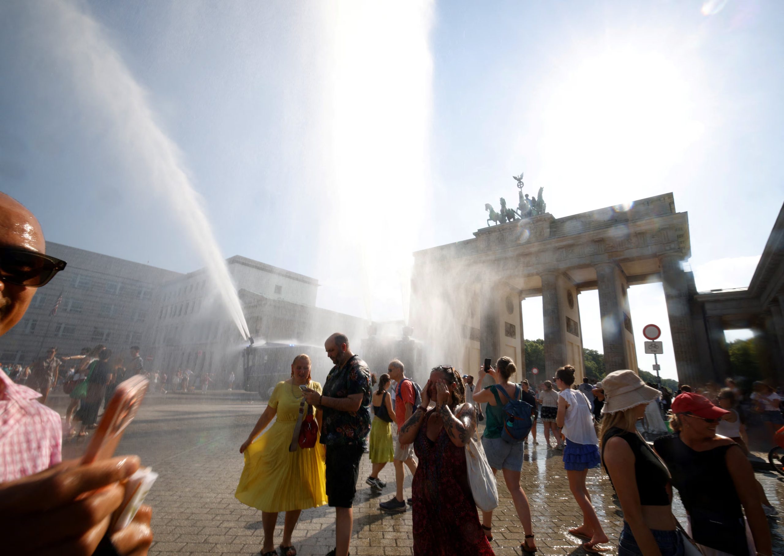 Parques y calles de la capital alemana vieron dispositivos de hidratación ante el riesgo de golpes de calor (Reuters)