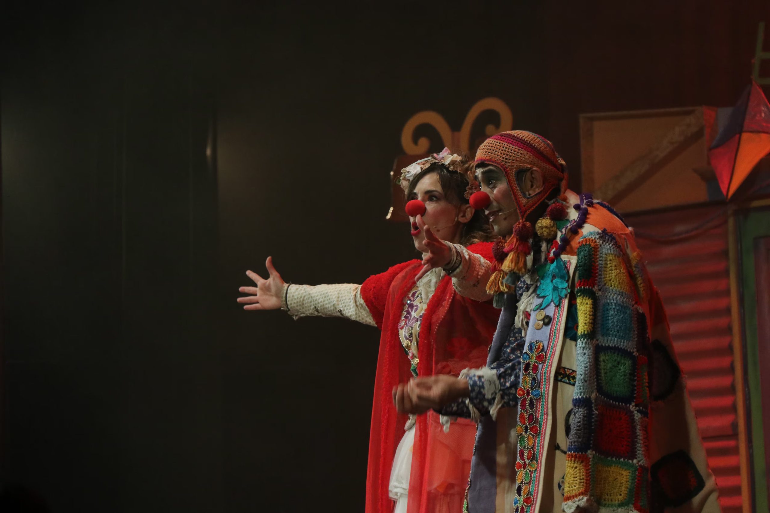 Osqui Guzmán y Flavia Pereda se presentan en el escenario con narices de payaso y vestuario colorido, como parte de una función de Vivitos y Coleando 2.