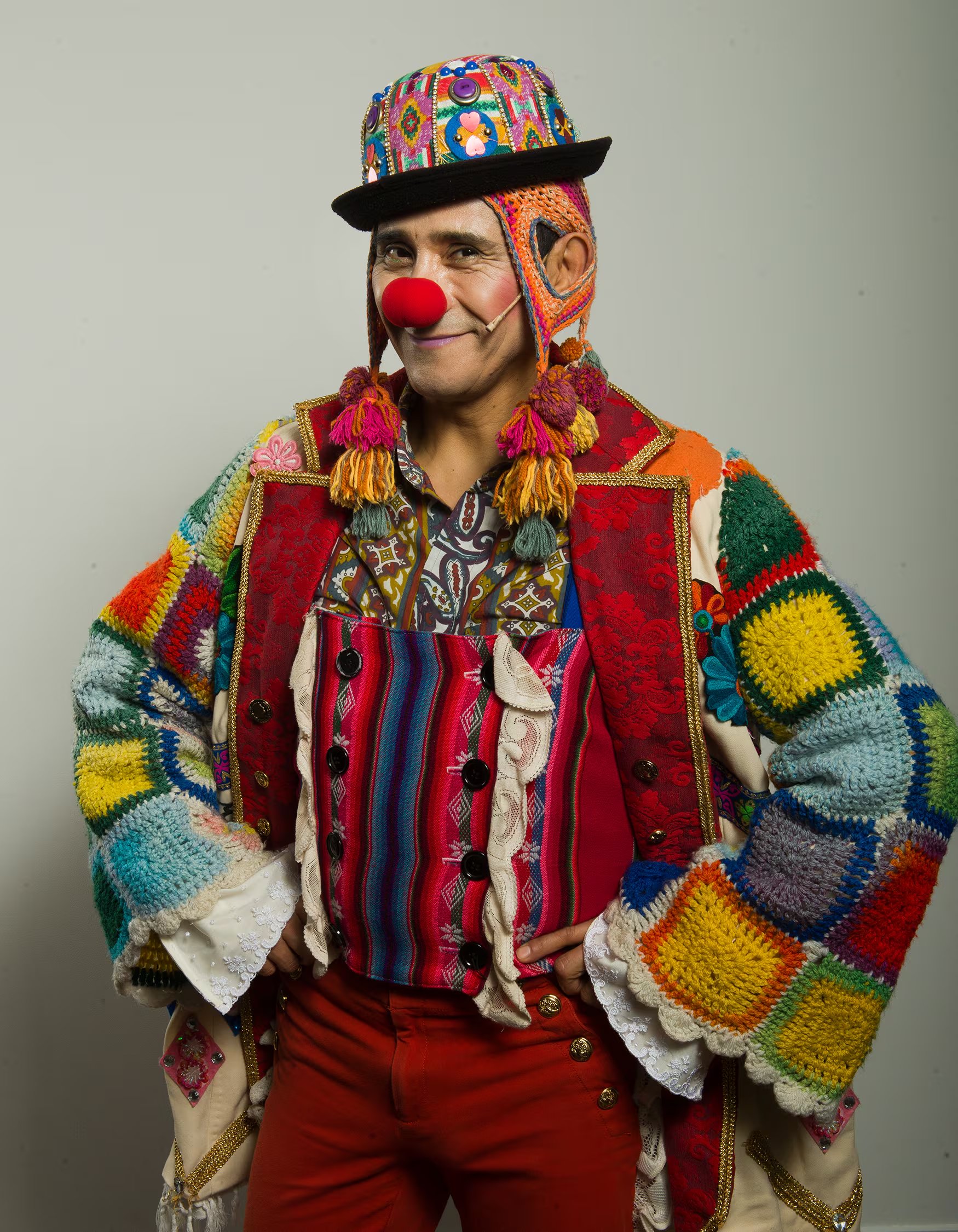 El actor Osqui Guzmán posa con un disfraz de payaso en una imagen promocional para la obra teatral Vivitos y coleando 2.