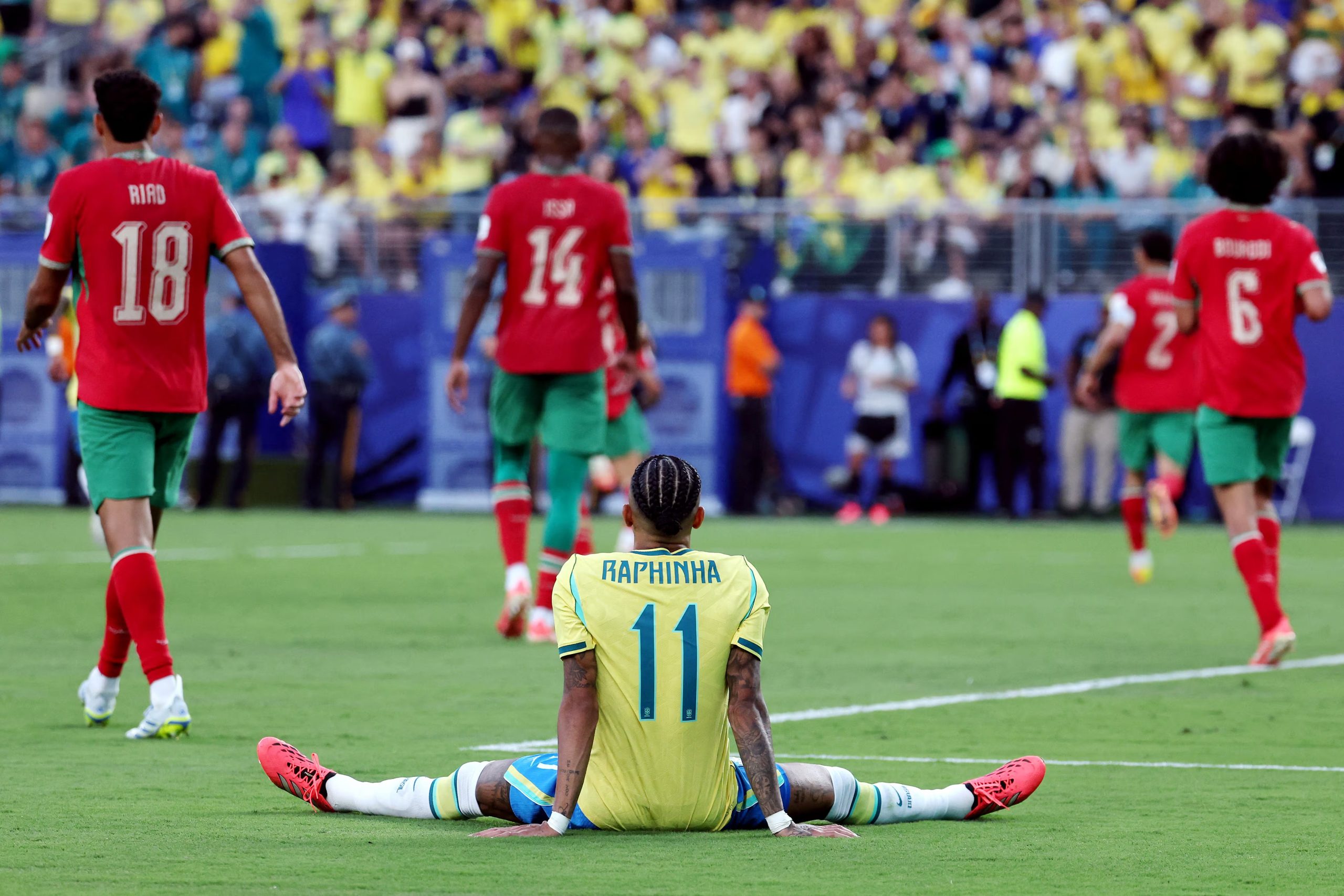 Raphinha, de espaldas luego del empate ante Marruecos por la primera fecha del Mundial (TIMOTHY A. CLARY / AFP)