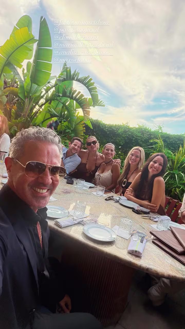 Pampita y un grupo de amigos, incluyendo a Martín Pepa, comparten una cena en un restaurante al aire libre en Miami
