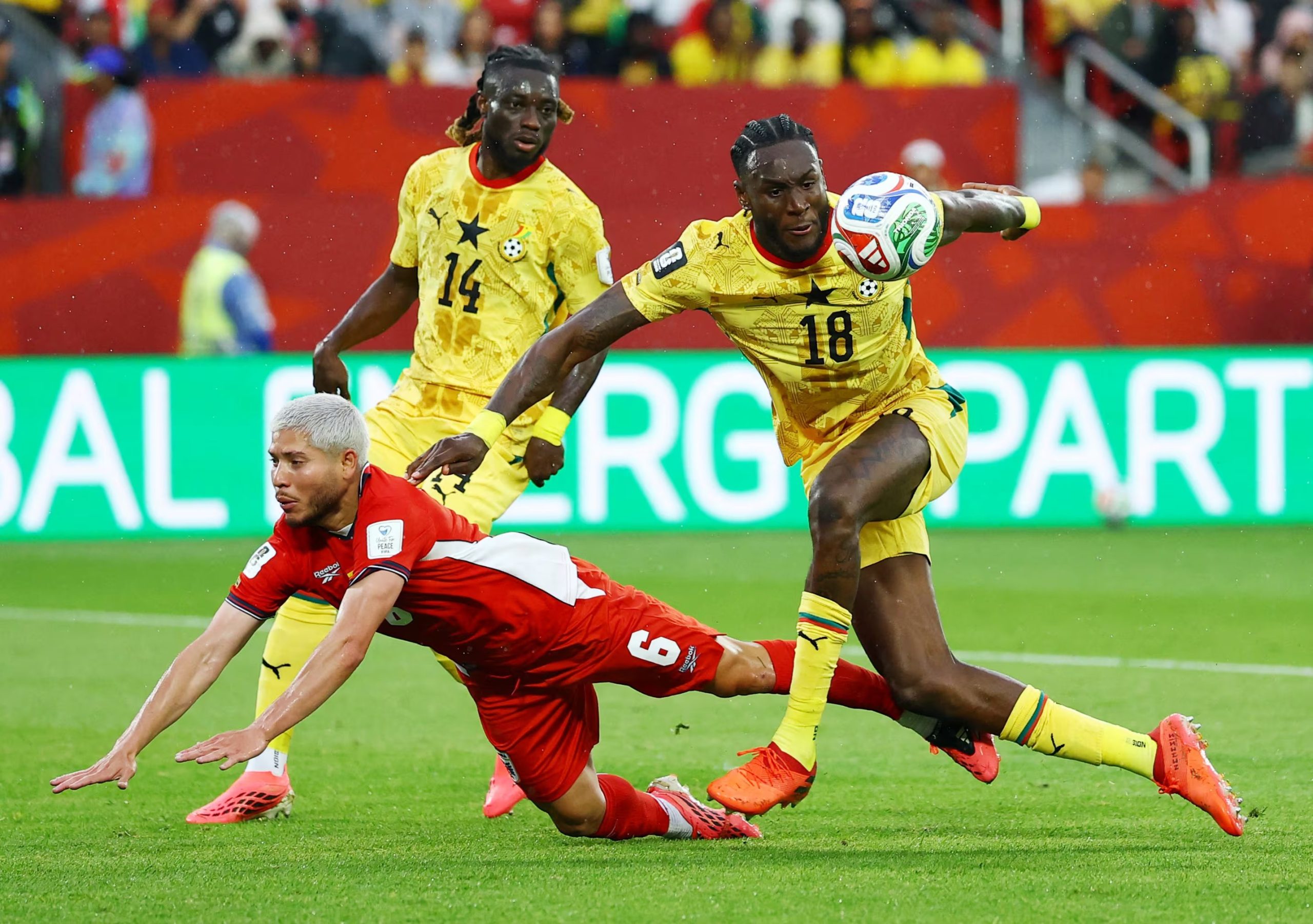 Panamá reclamó penalti en esta acción entre Jerome Opoku y Cristian Martínez (REUTERS/Piroschka Van De Wouw)