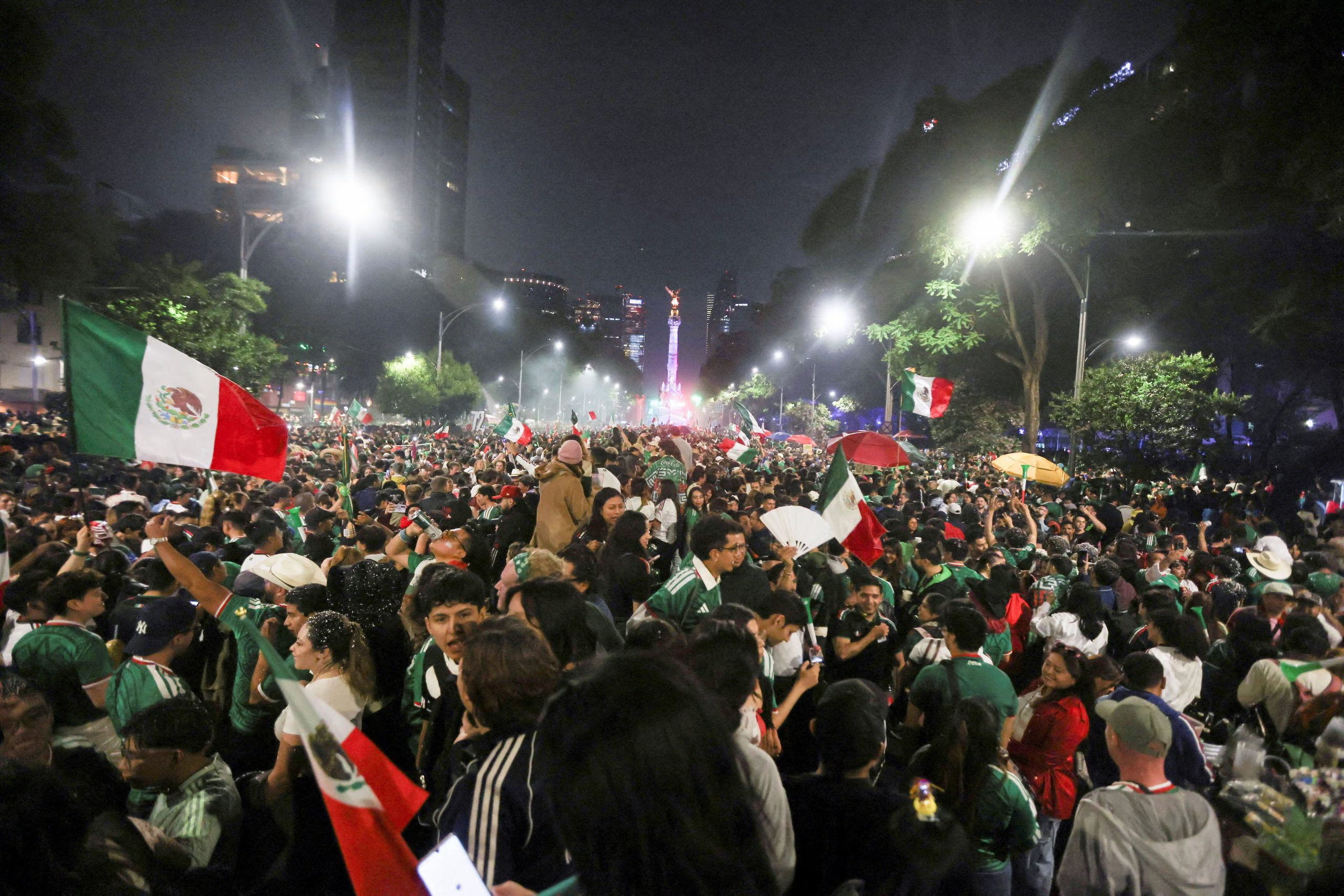 Los aficionados mexicanos celebran cerca del Ángel de la Independencia tras la victoria de México en el partido de la Copa Mundial de la FIFA 2026 contra Corea del Sur, en Ciudad de México, México, el 18 de junio de 2026. REUTERS/Quetzalli Nicte-Ha REENVÍO - REPETICIÓN POR MOTIVOS DE CALIDAD
