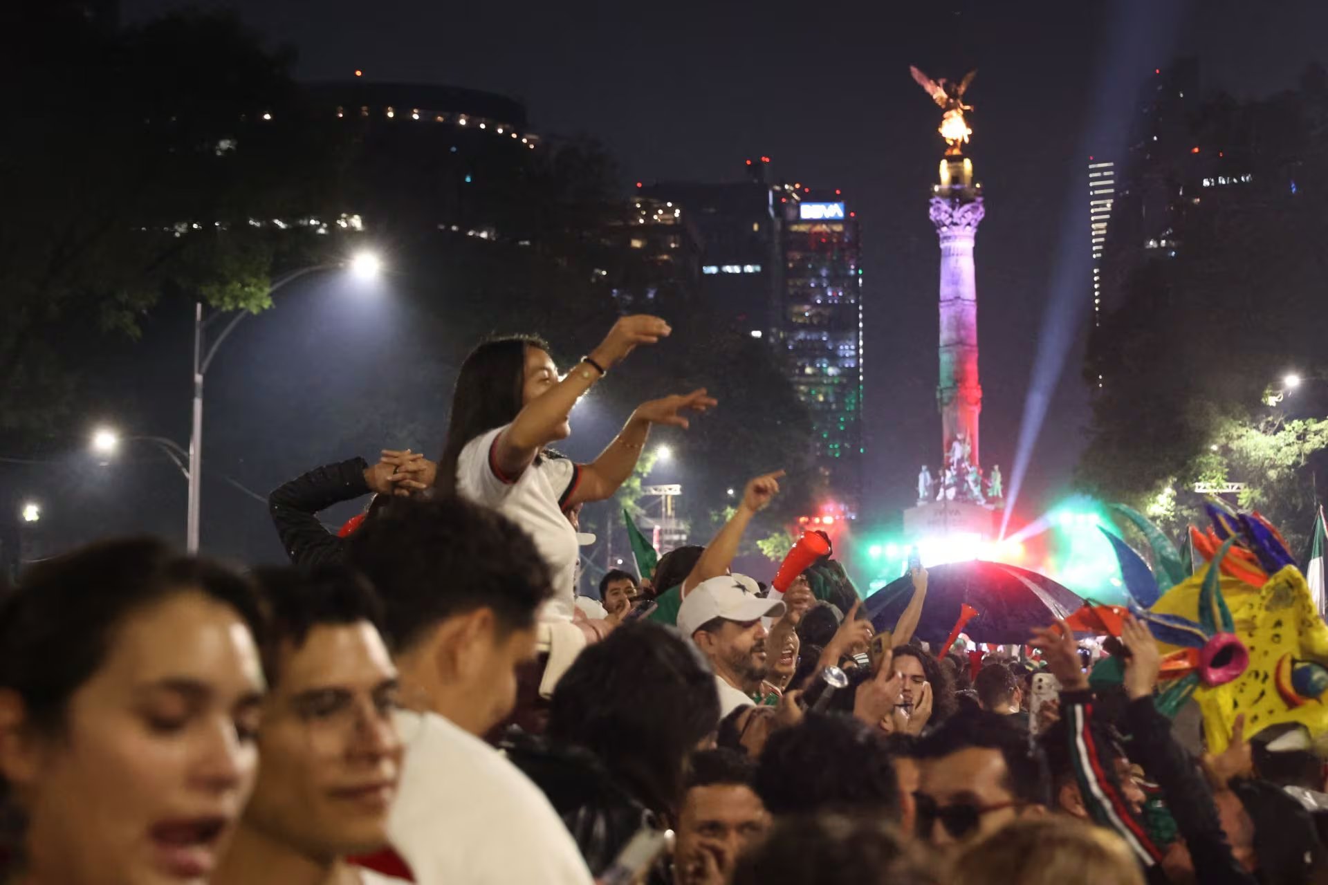 CIUDAD DE MÉXICO, 18JUNIO2026.- Miles de aficionados se reunieron en el Ángel de la Independencia para celebrar el triunfo de 1-0 de la Selección Mexicana ante Corea del Sur en la Copa Mundial 2026.

FOTO: GALO CAÑAS/CUARTOSCURO.COM