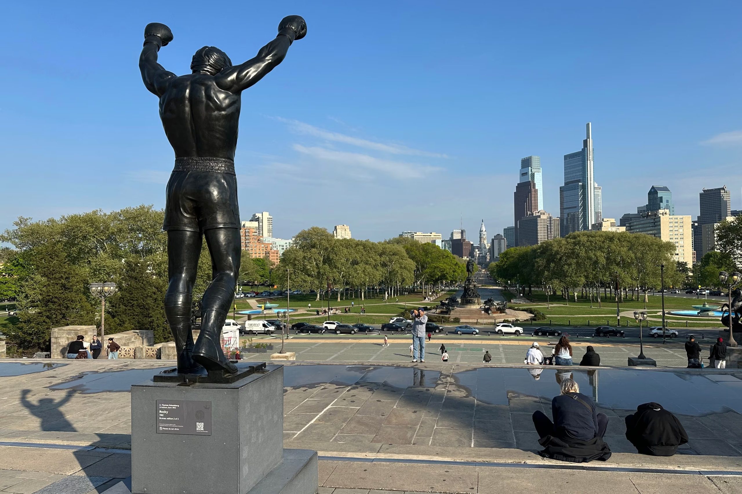 La estatua de Rocky se ubica en las afueras del Museo de Arte de Filadelfia, en donde se grabó la icónica escena de las escaleras - crédito AP