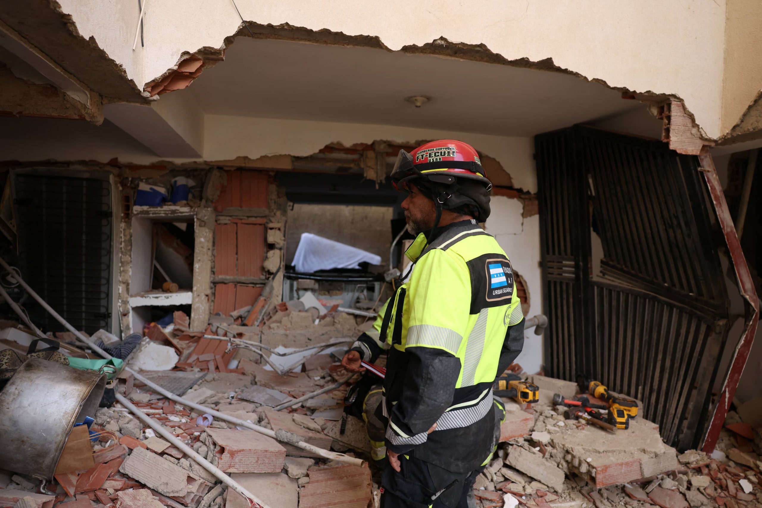 Equipos de rescate trabajan entre los escombros en La Guaira, epicentro del sismo que dejó miles de damnificados en Venezuela - crédito REUTERS/Leonardo Fernandez Viloria