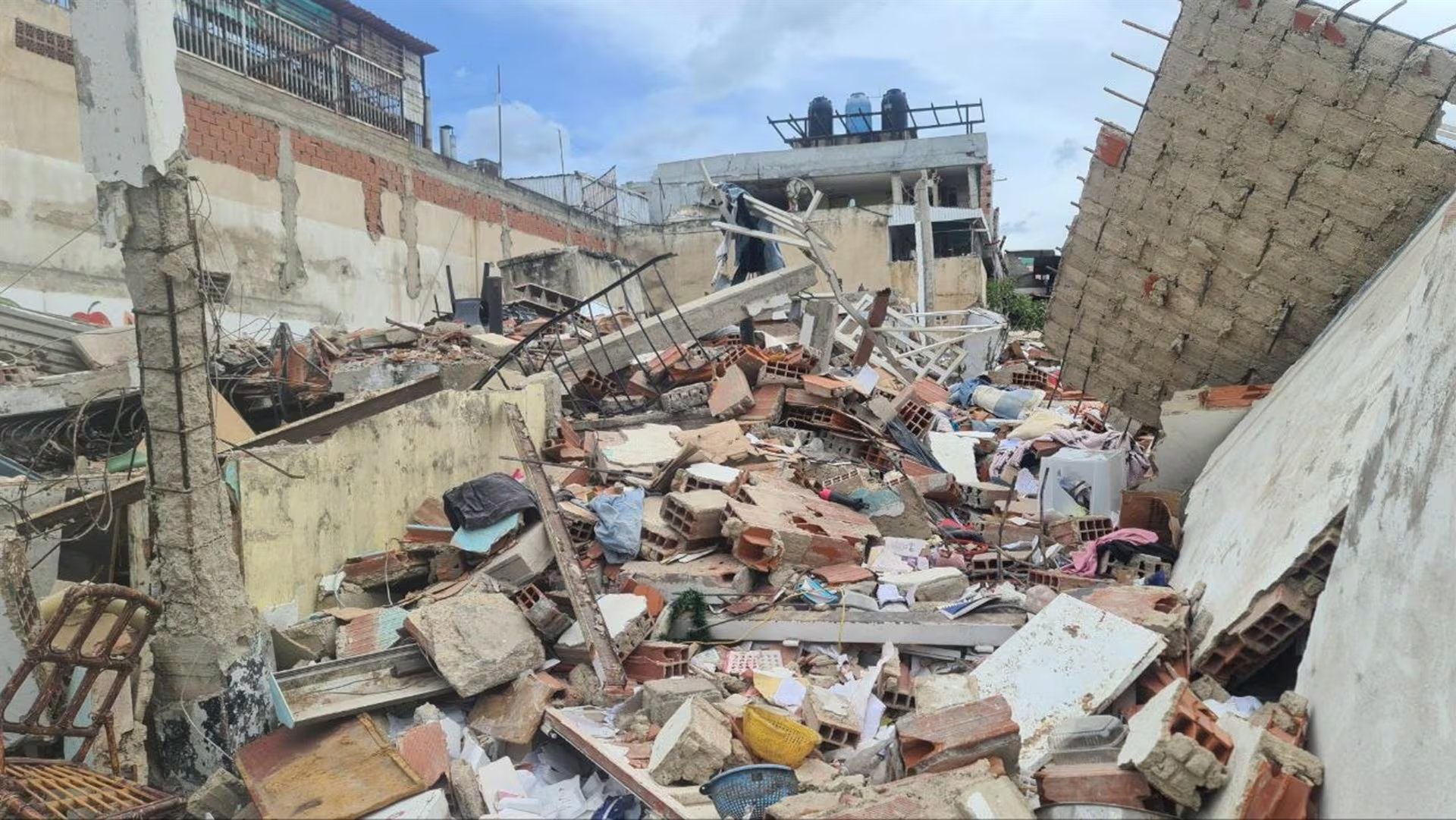 Durante su concierto, el cantante colombiano solicitó respeto y reflexión ante la tragedia en La Guaira, epicentro del desastre que dejó más de 1.700 fallecidos y miles de afectados - crédito Europa Press