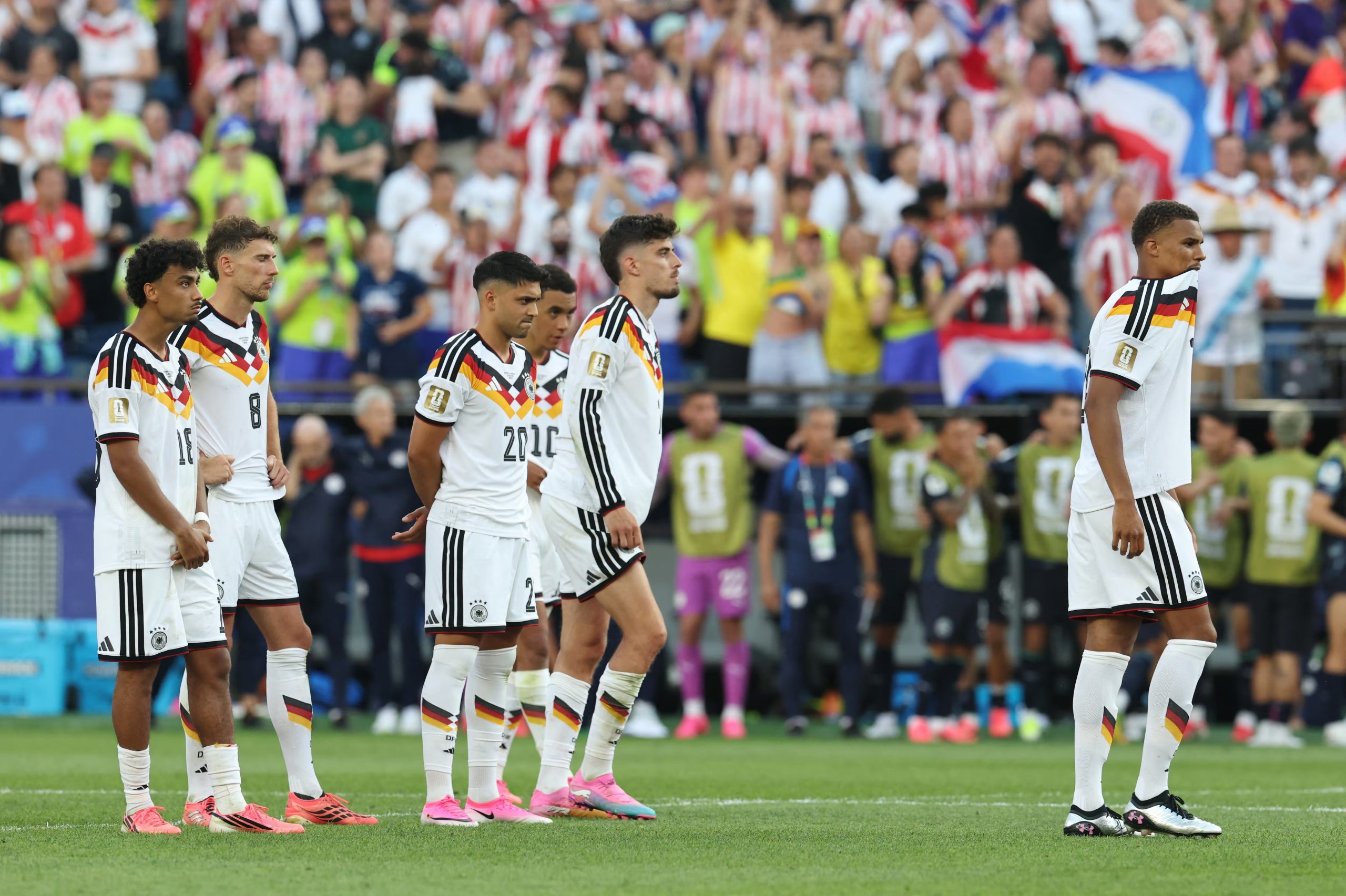 Goretzka (8) entre los jugadores alemanes que esperaban durante la tanda de penales (Foto: Reuters/Amanda Perobelli)
