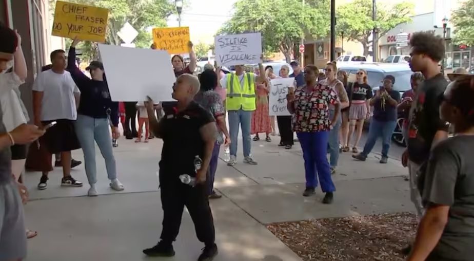 Vecinos y activistas se congregaron en las inmediaciones de la comisaría local para exigir respuestas y responsabilización institucional (WSOC)