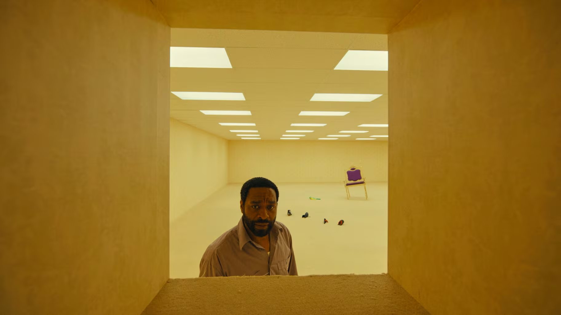 Esta imagen difundida por A24 muestra al actor Chiwetel Ejiofor en una escena de la película 'Backrooms'. (Foto, A24 vía AP)