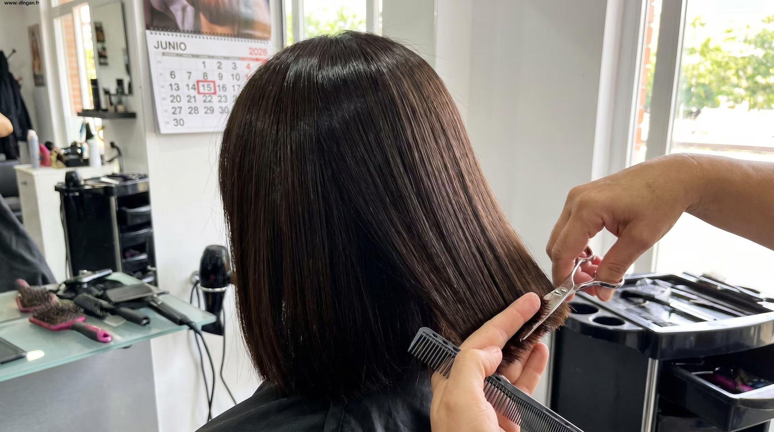 Los cortes periódicos ayudan a prevenir el quiebre, mantener la forma y reducir el frizz, favoreciendo una apariencia más saludable y resistente del cabello (Imagen Ilustrativa Infobae)