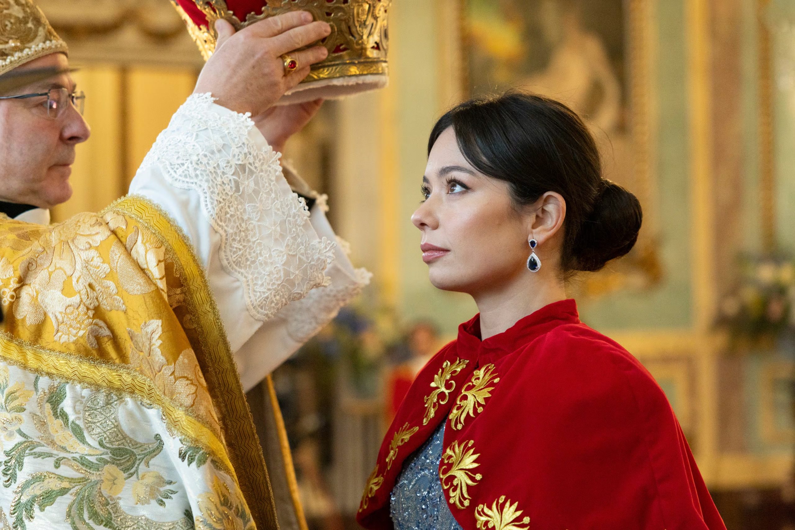 Anna Castillo en la segunda temporada de 'Su Majestad'. (Amazon MGM Studios)