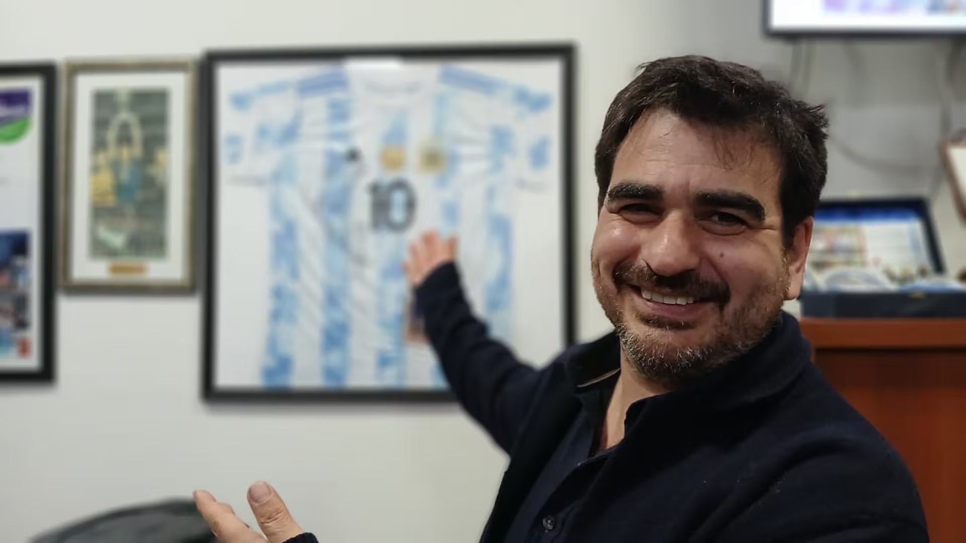 Acuña en la previa de la presentación en la oficina del presidente comunal, con camisetas y recuerdos de Scaloni. 